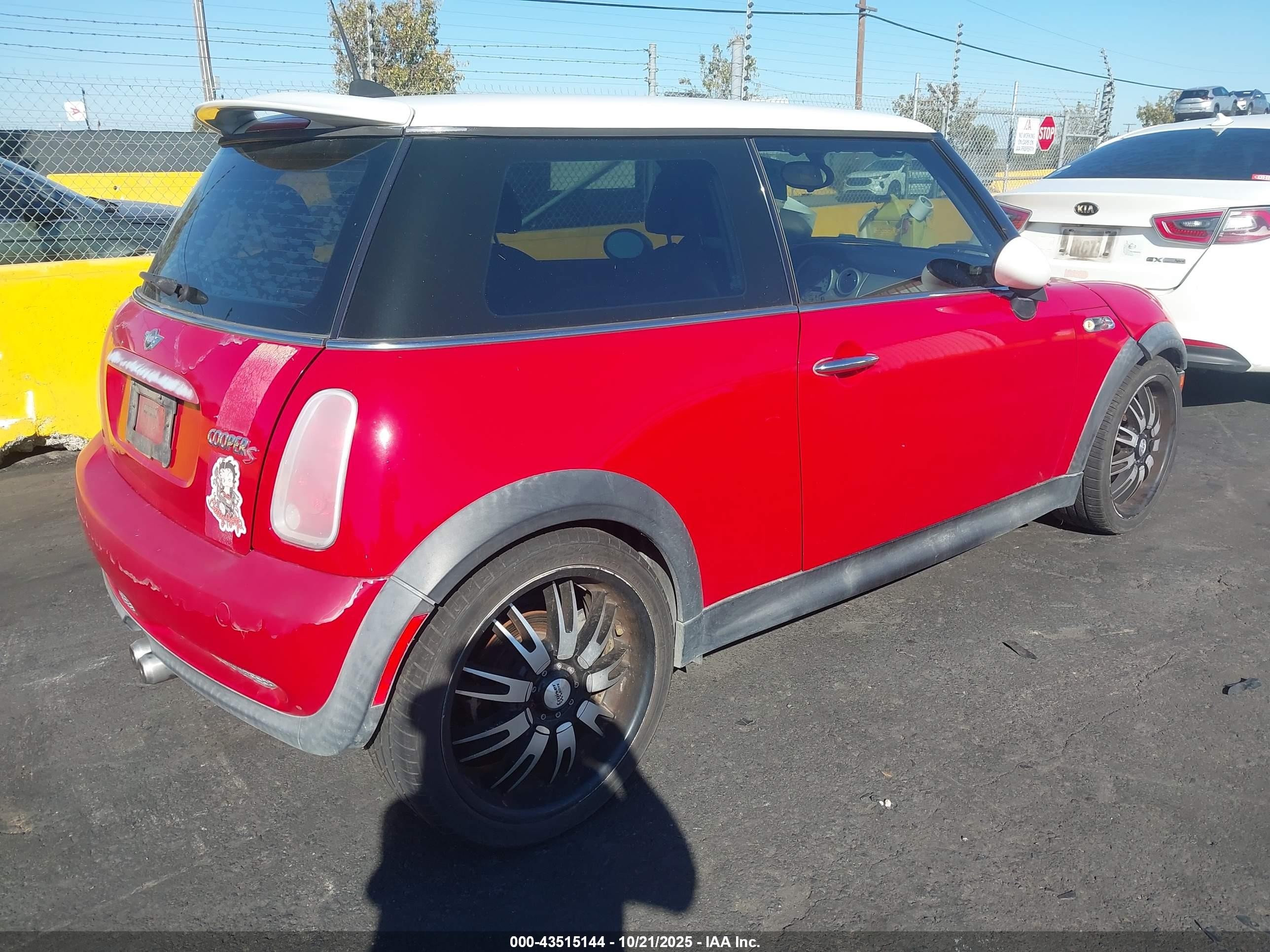 2005 Mini Cooper S   Красный vin: WMWRE33505TG95975
