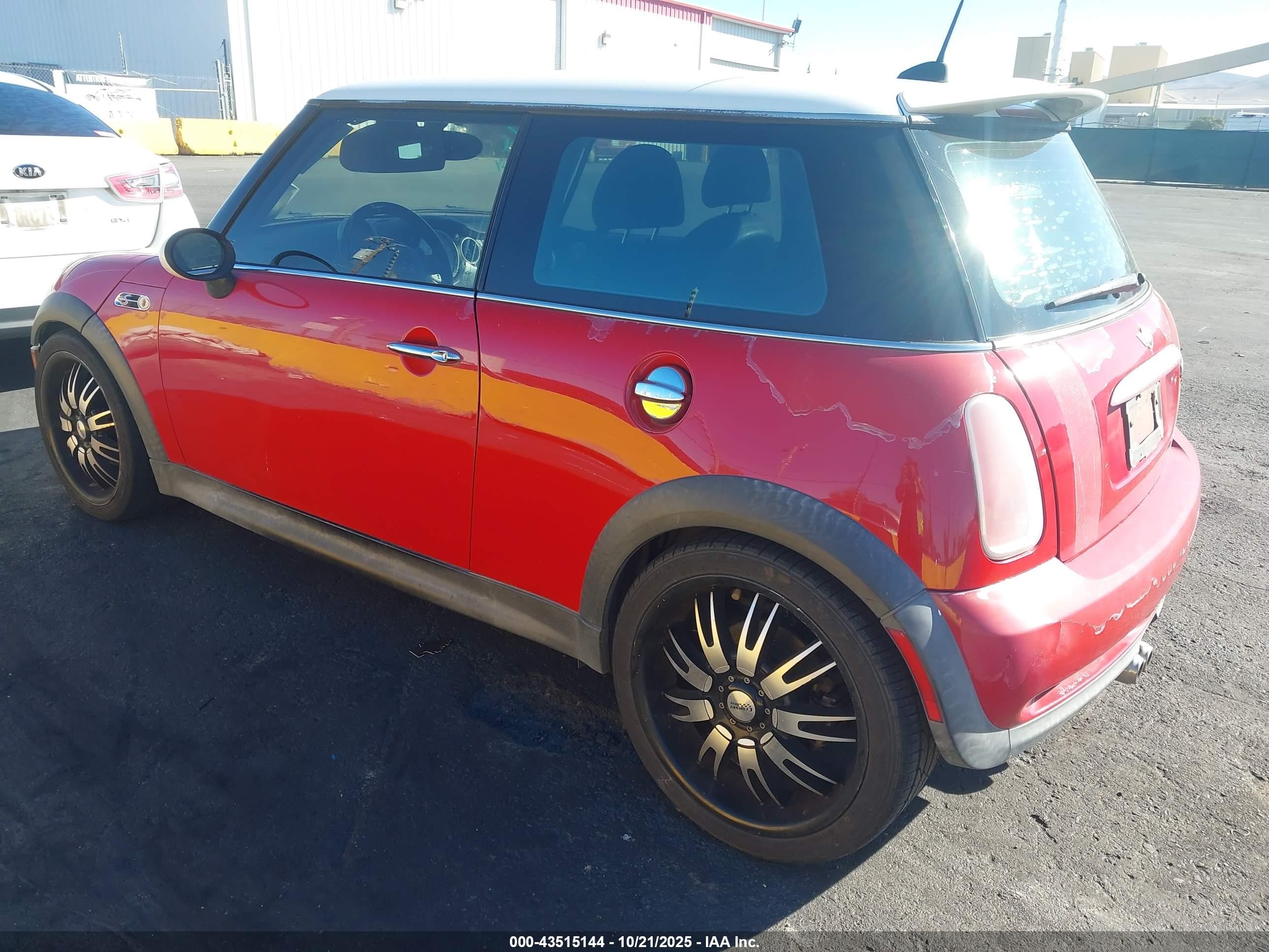 2005 Mini Cooper S   Красный vin: WMWRE33505TG95975