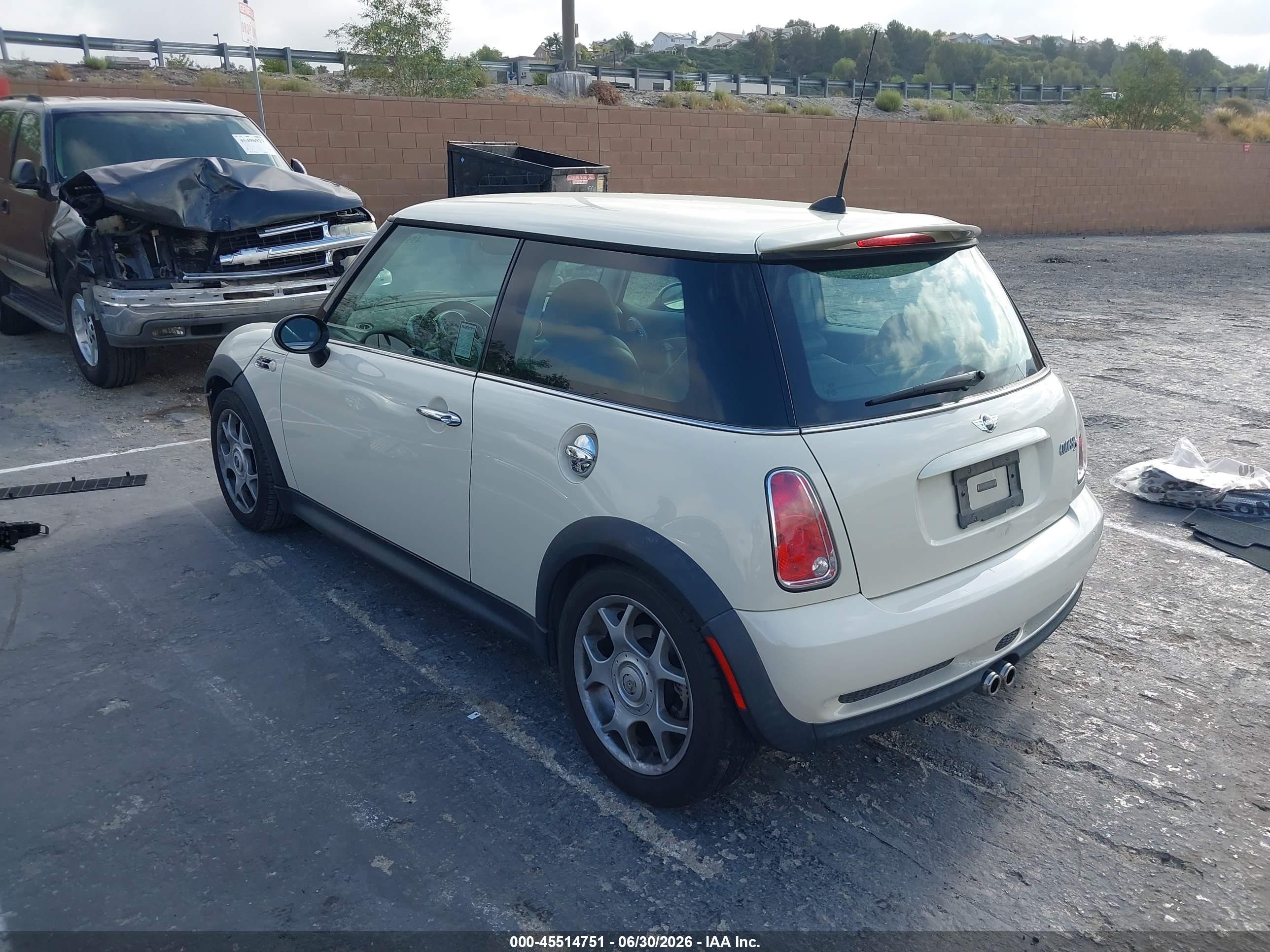2006 Mini Cooper S   White vin: WMWRE33526TJ35762