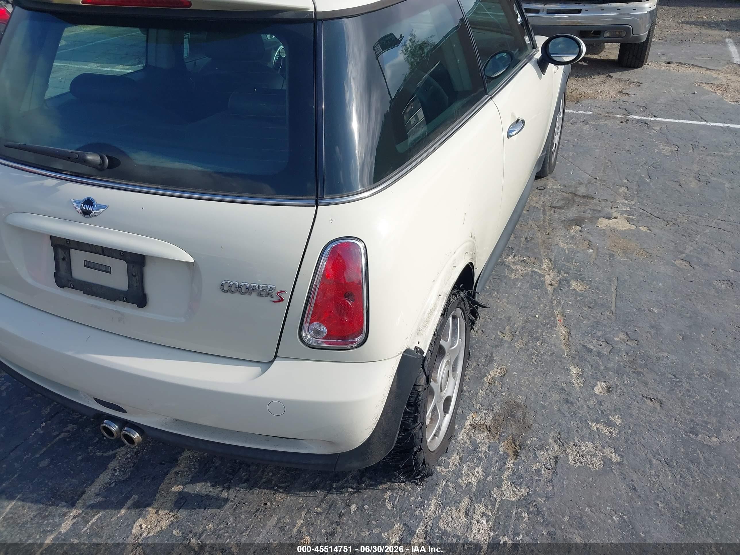 2006 Mini Cooper S   White vin: WMWRE33526TJ35762