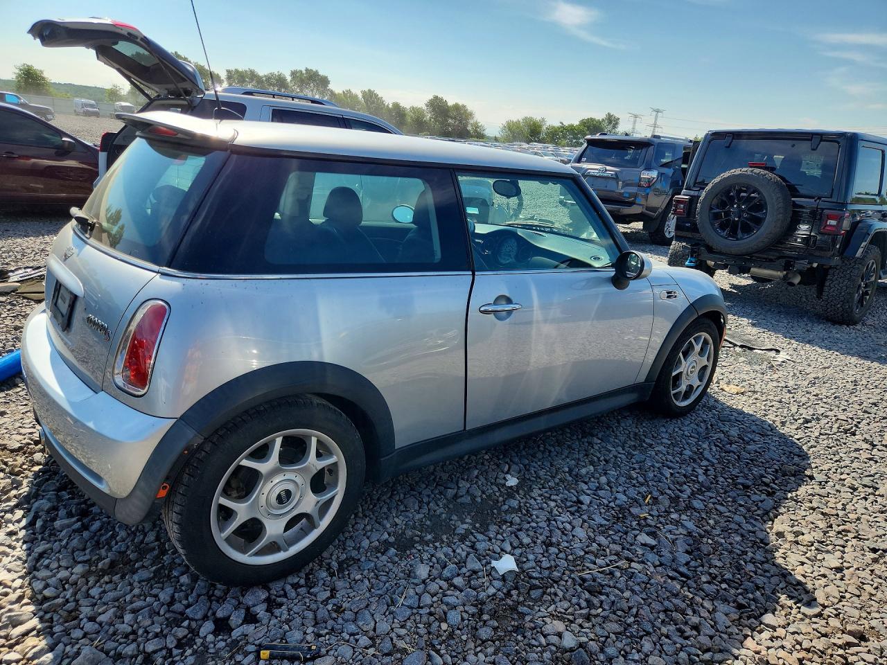2006 Mini Cooper S Silver vin: WMWRE33526TL24895