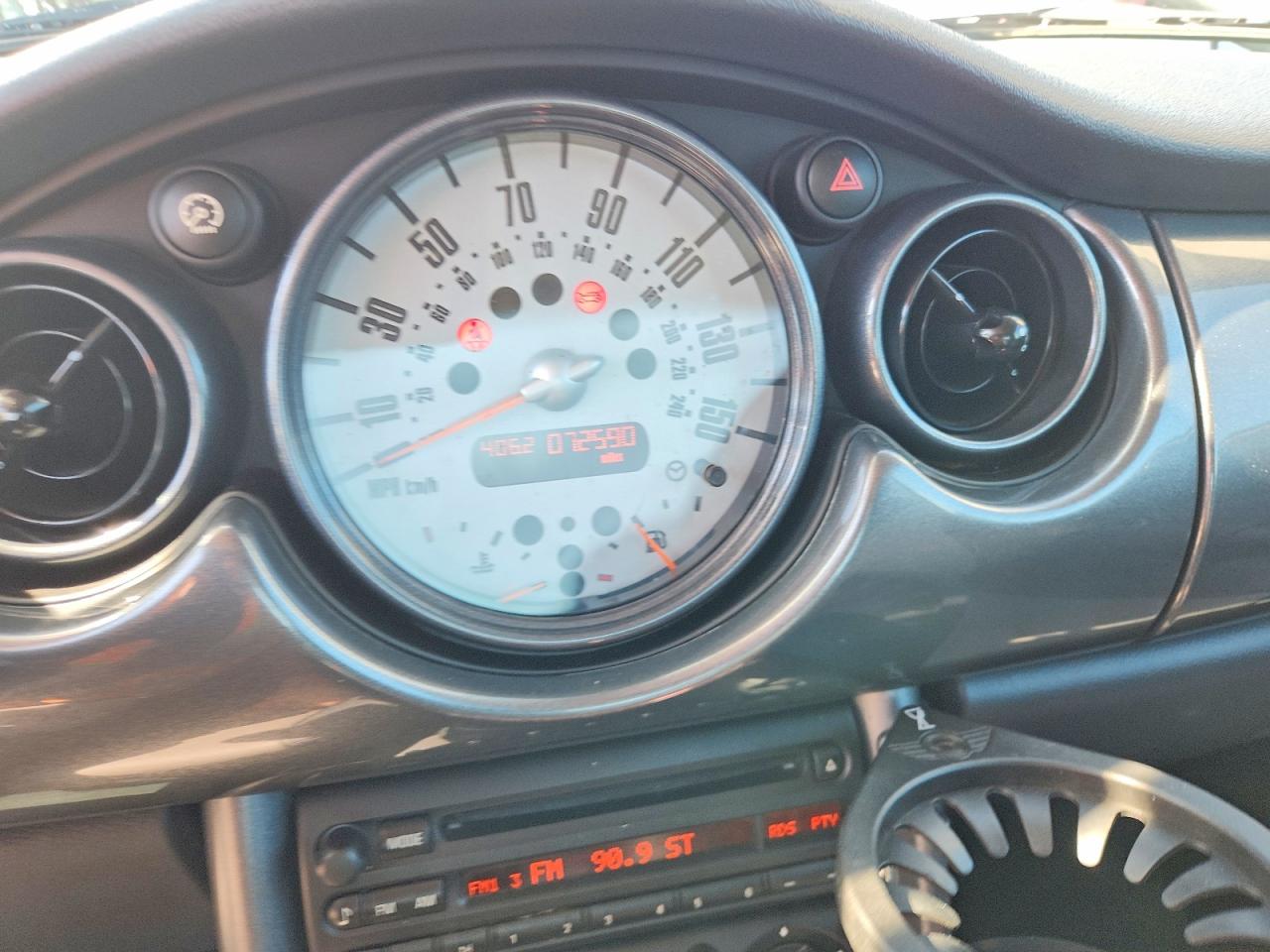 2006 Mini Cooper S Silver vin: WMWRE33526TL24895