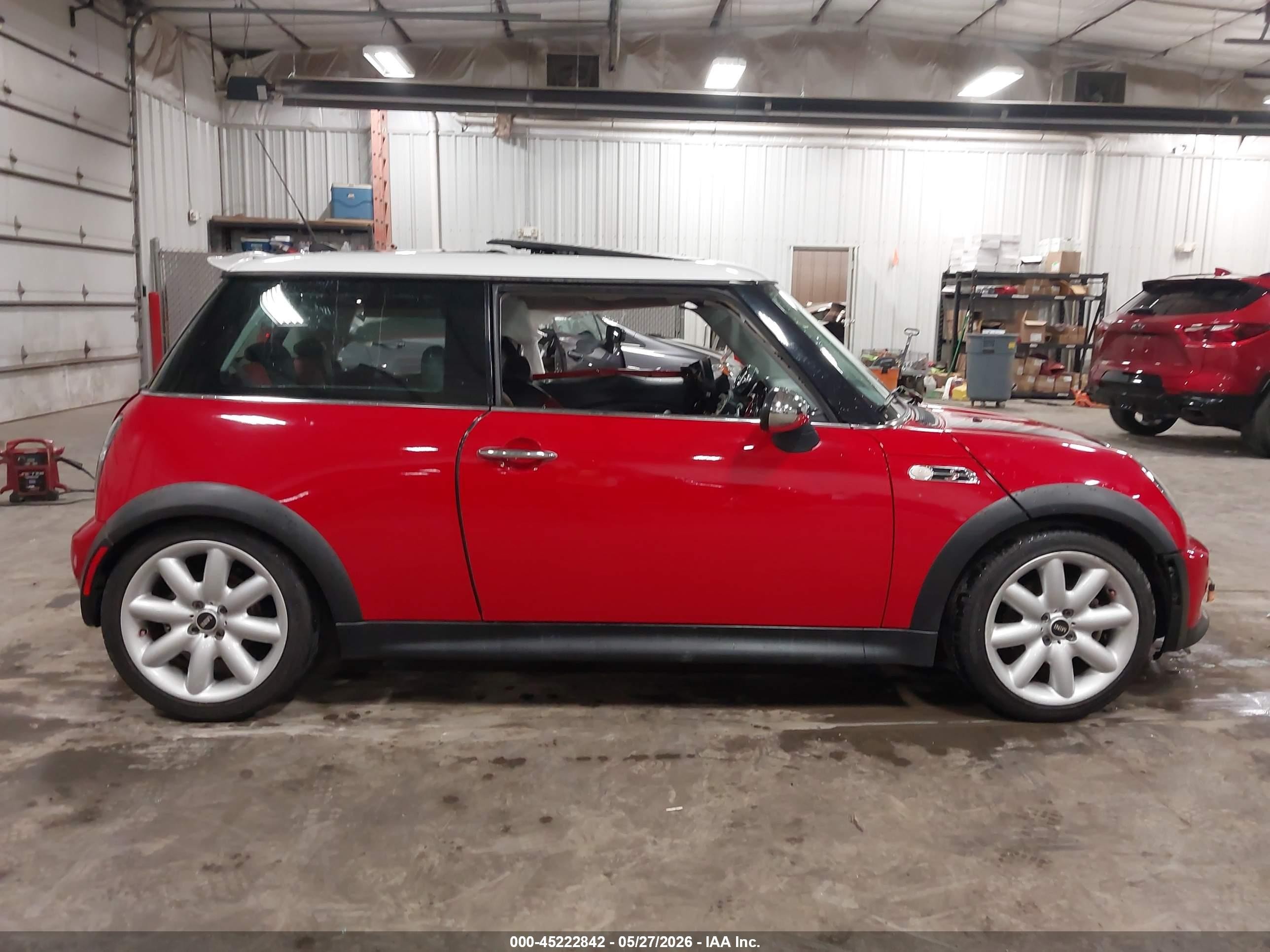 2005 Mini Cooper S Red vin: WMWRE33585TG97909