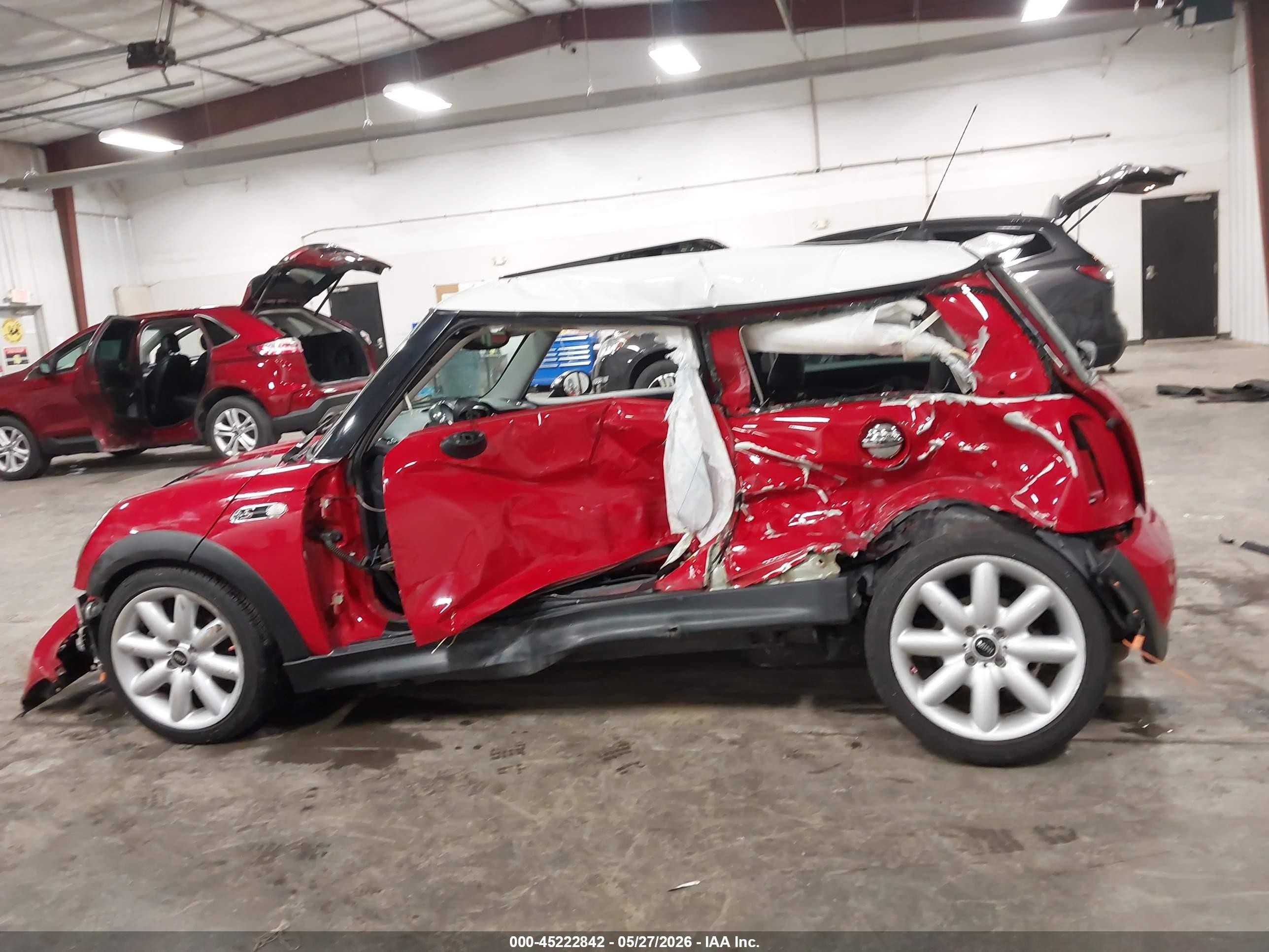 2005 Mini Cooper S Red vin: WMWRE33585TG97909