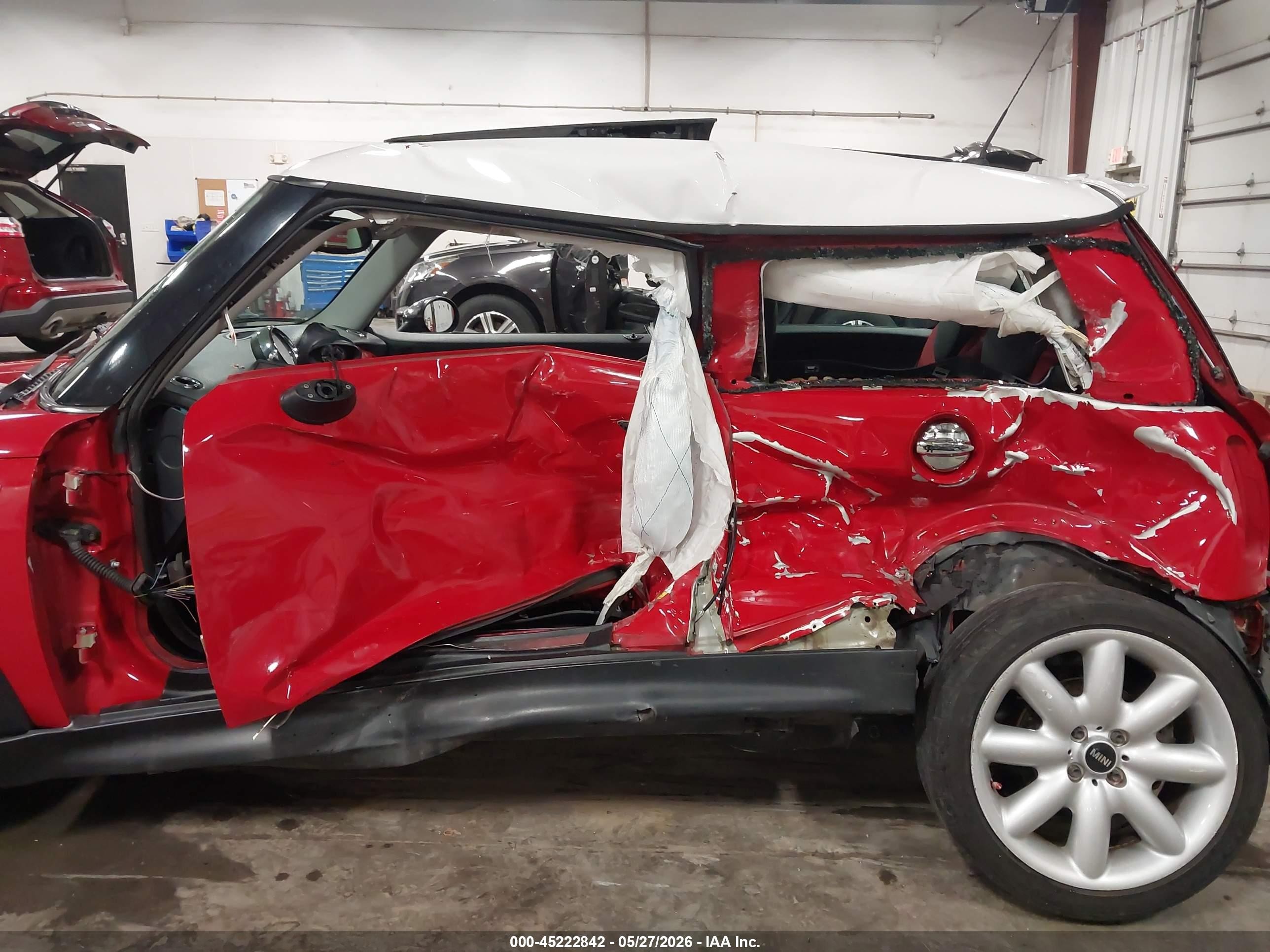 2005 Mini Cooper S Red vin: WMWRE33585TG97909