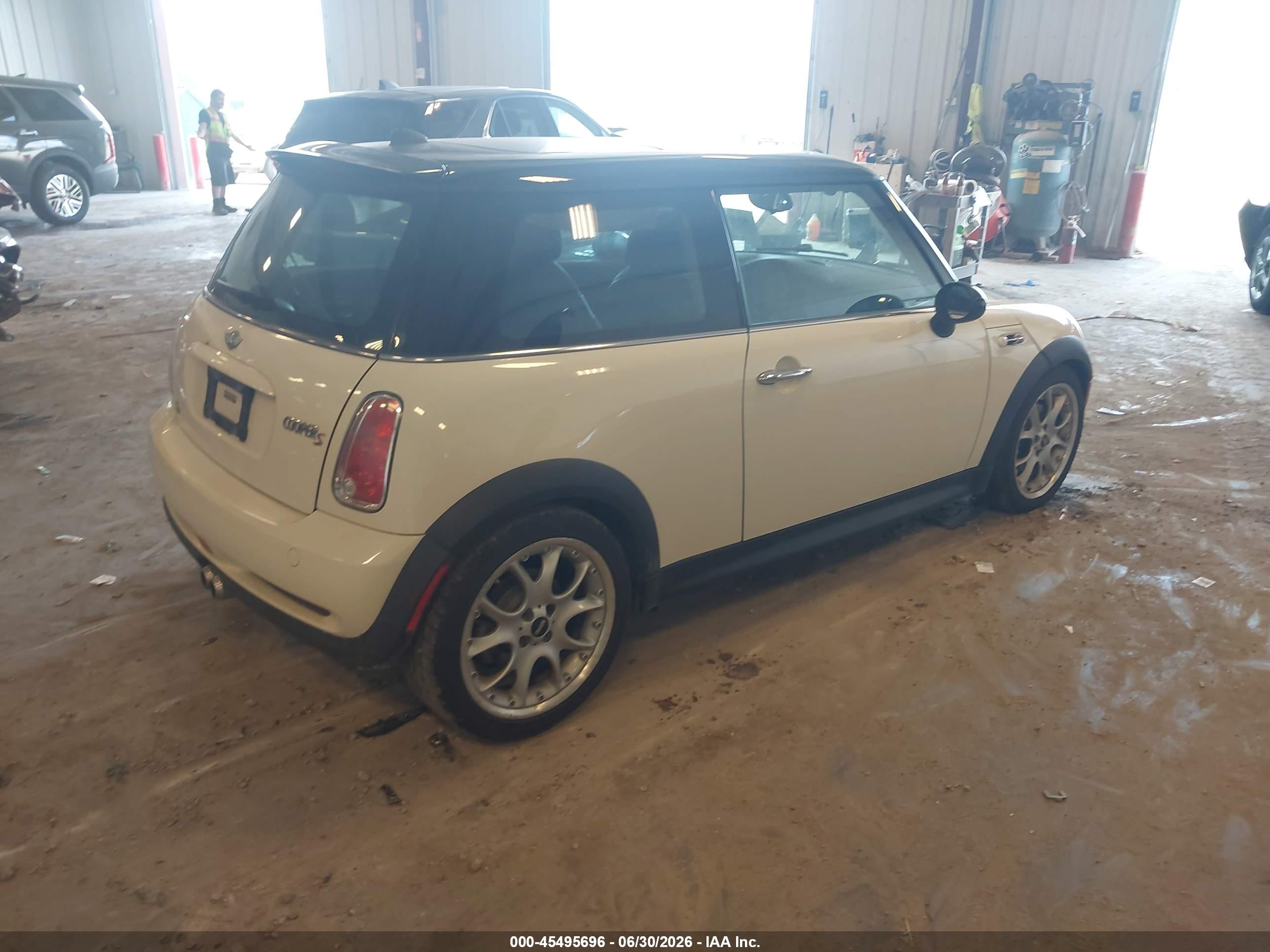 2005 Mini Cooper S   White vin: WMWRE33585TG98235