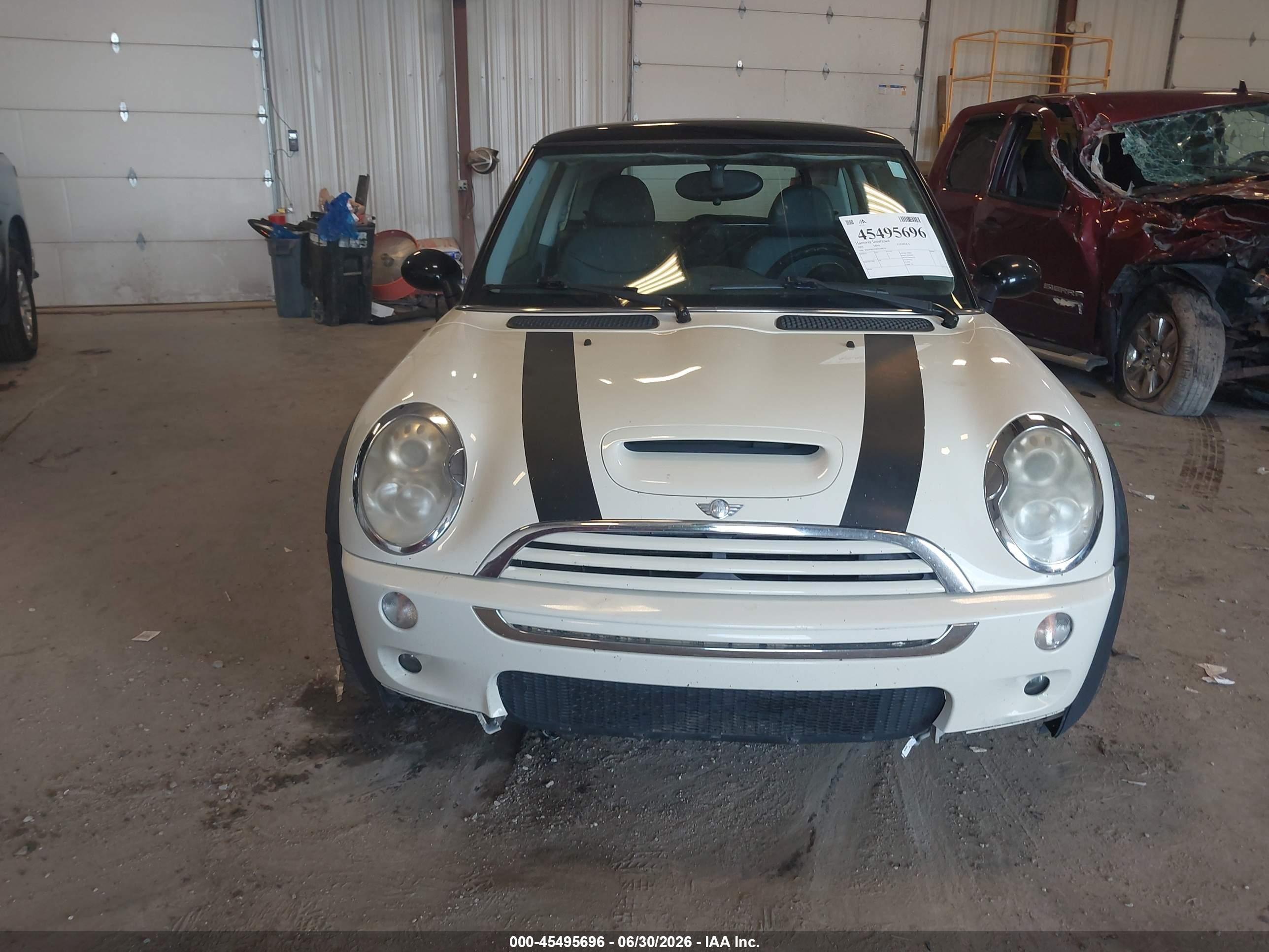 2005 Mini Cooper S   White vin: WMWRE33585TG98235