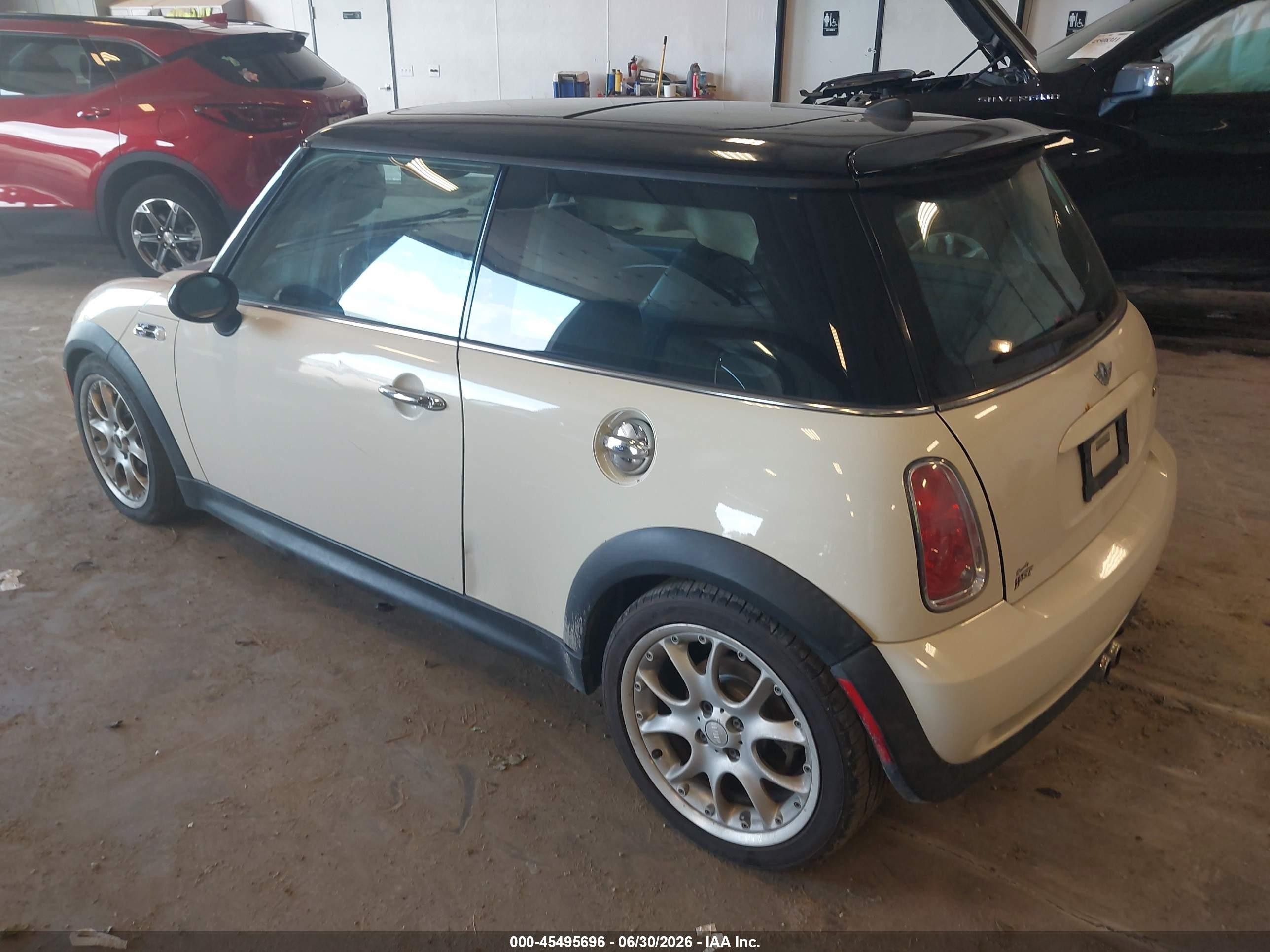 2005 Mini Cooper S   White vin: WMWRE33585TG98235