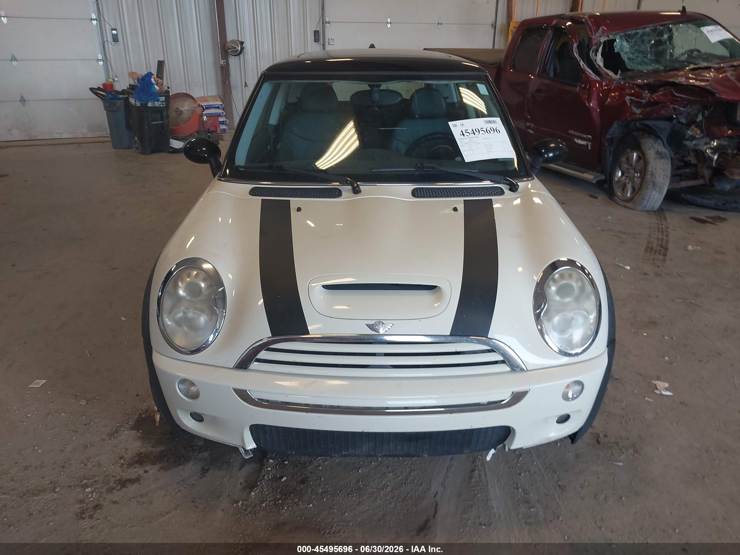 2005 Mini Cooper S   White vin: WMWRE33585TG98235