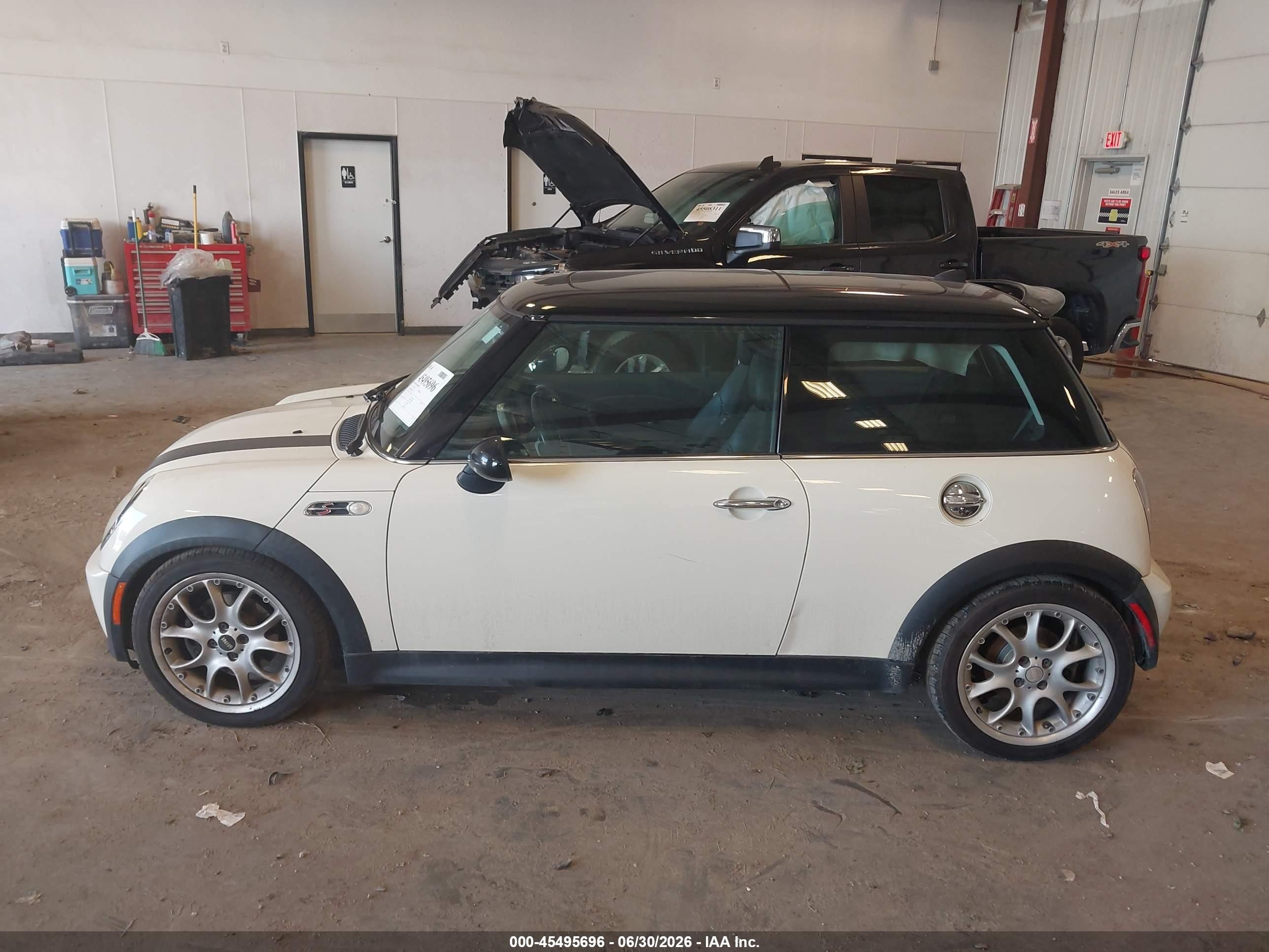 2005 Mini Cooper S   White vin: WMWRE33585TG98235