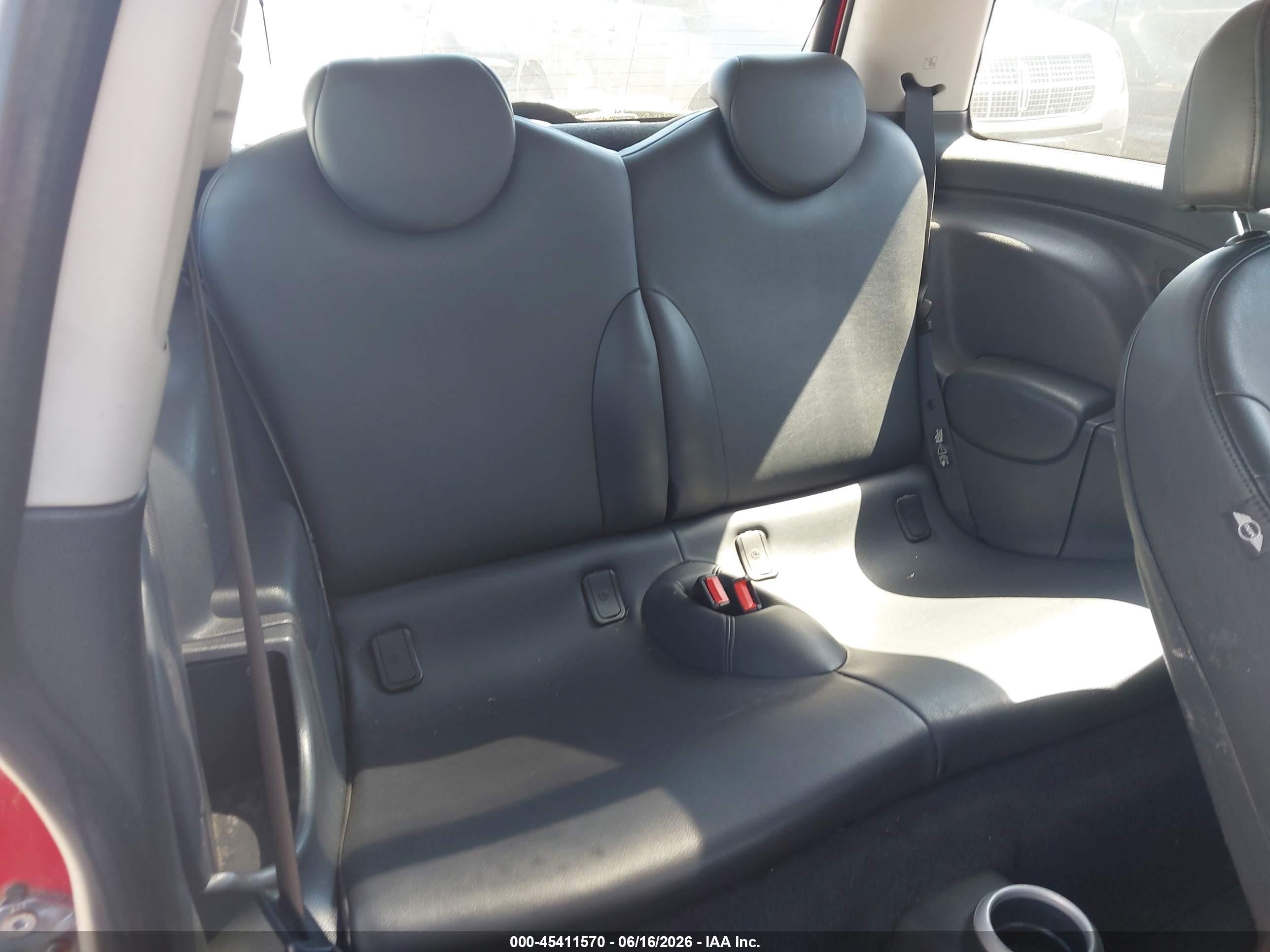 2006 Mini Cooper S   Red vin: WMWRE33596TN27637