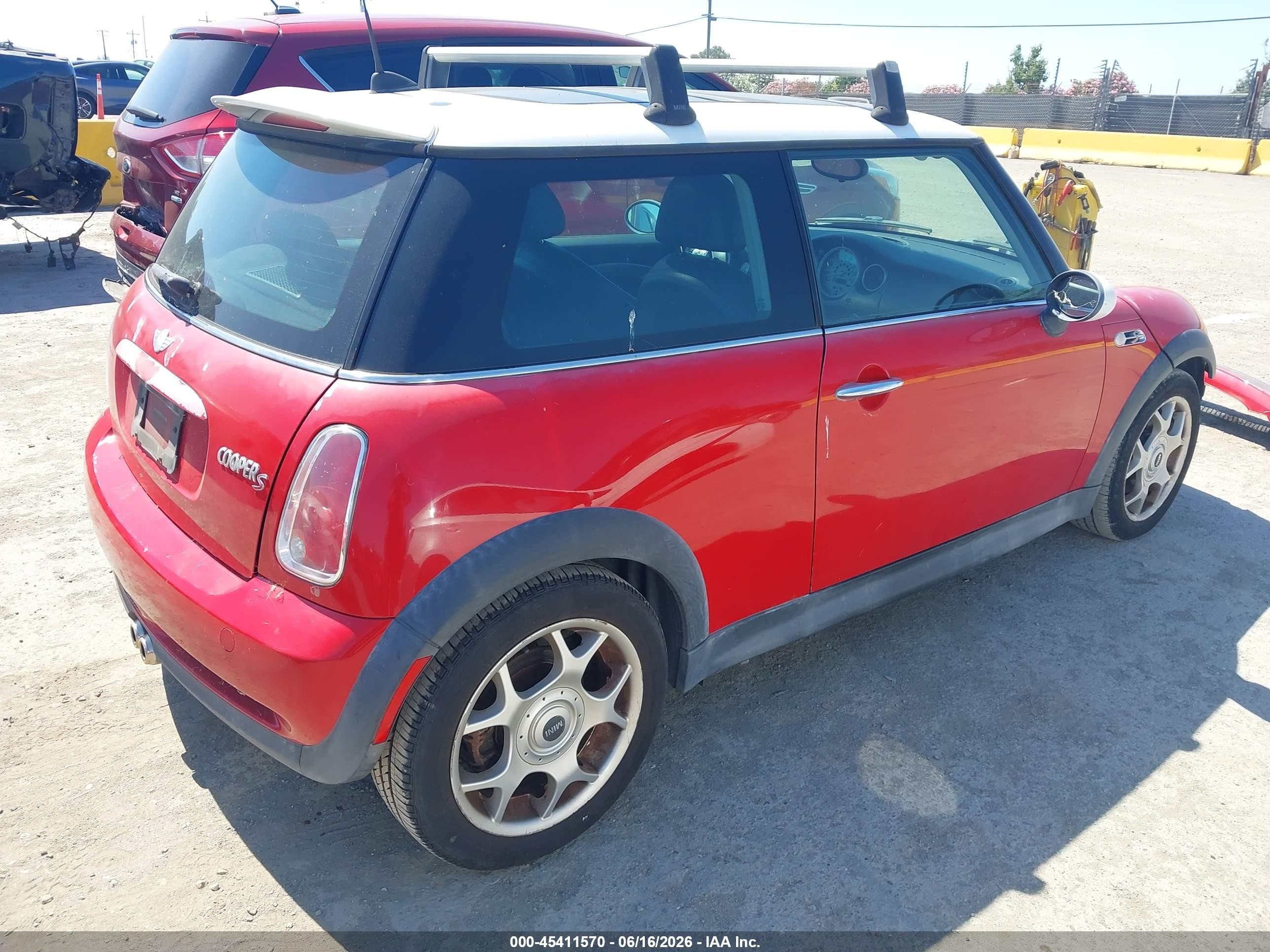 2006 Mini Cooper S   Red vin: WMWRE33596TN27637