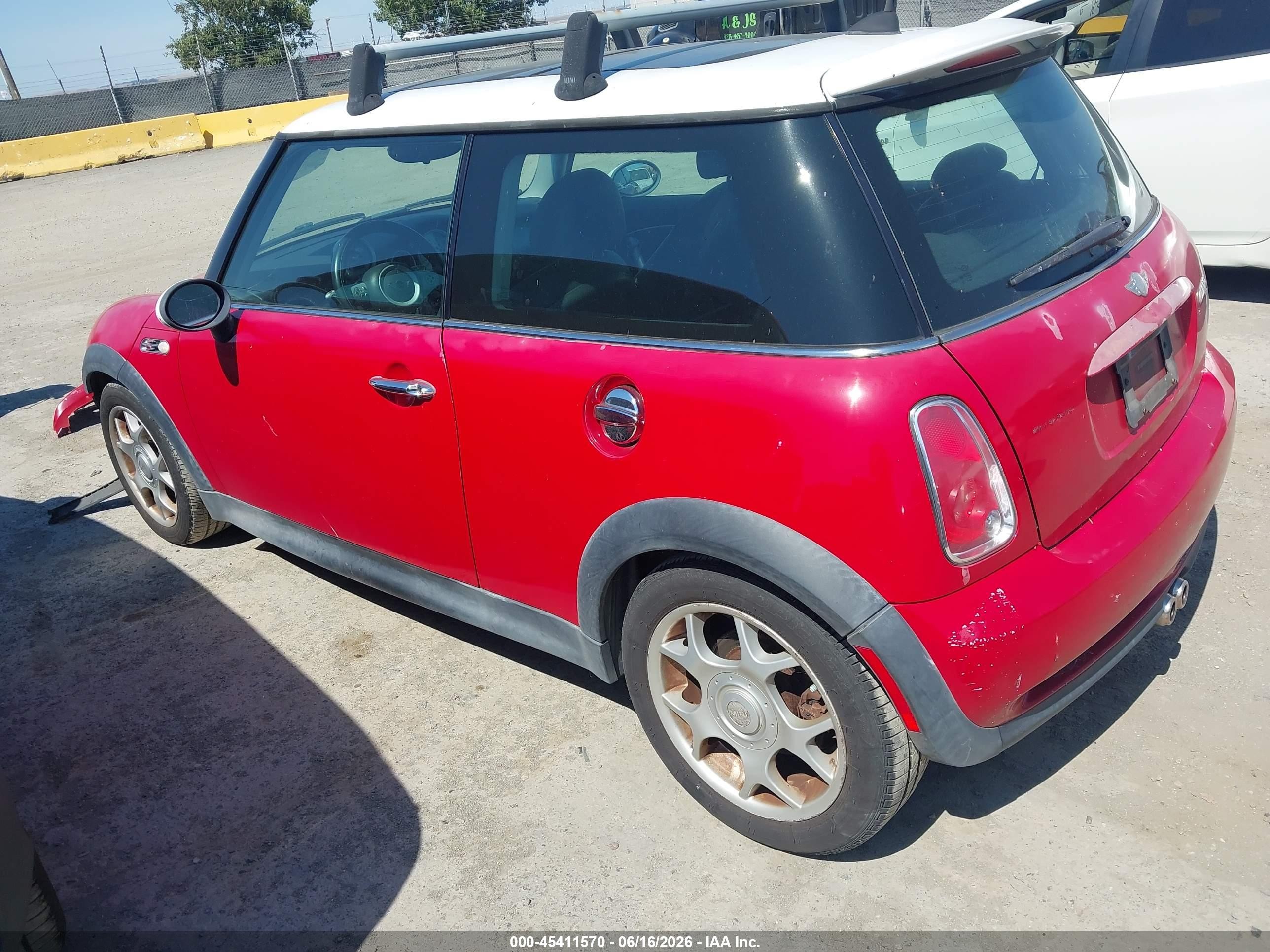 2006 Mini Cooper S   Red vin: WMWRE33596TN27637