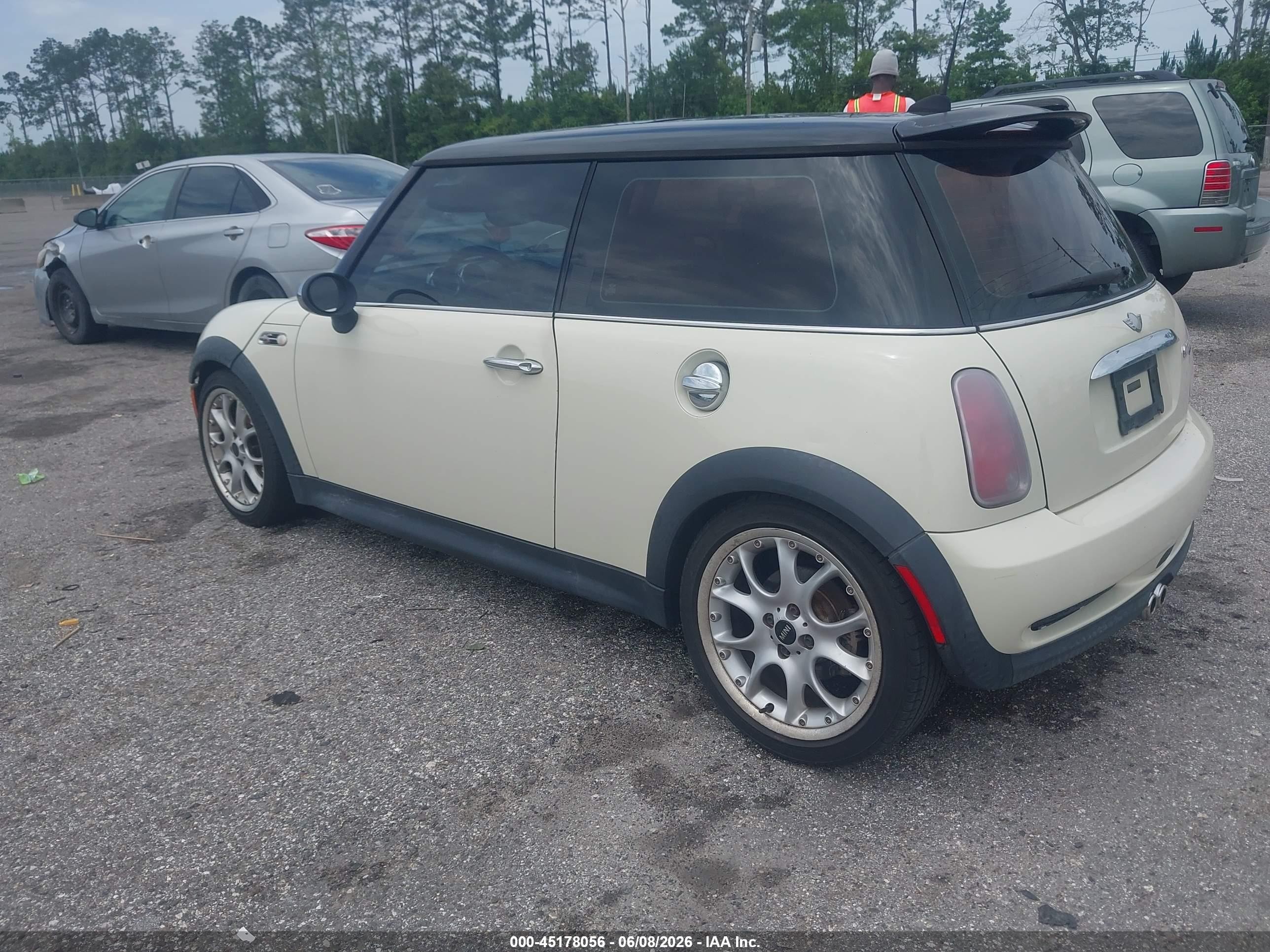 2005 Mini Cooper S   Cream vin: WMWRE335X5TD99734