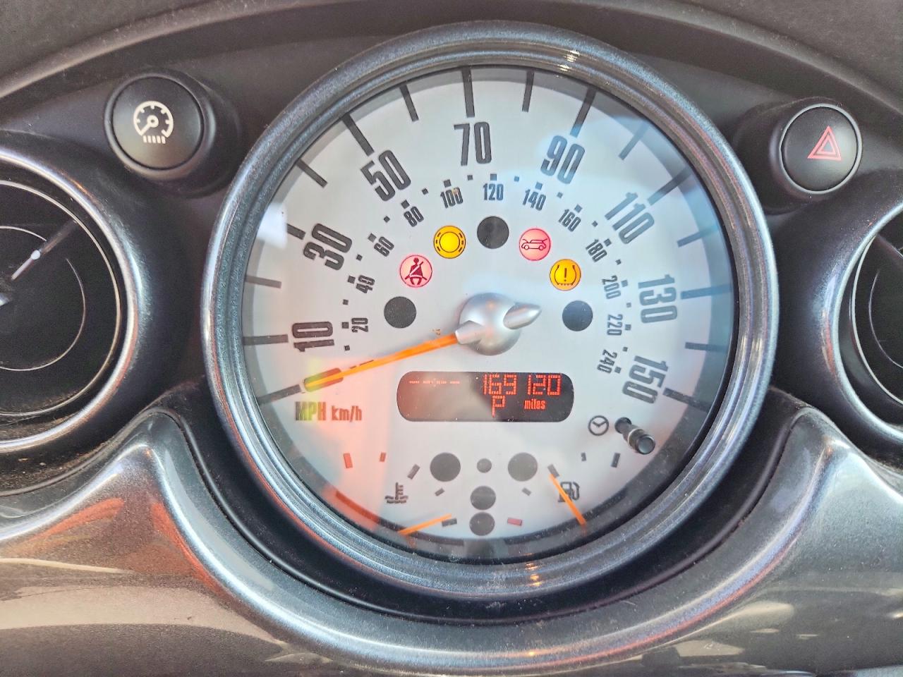 2006 Mini Cooper Red vin: WMWRF33526TG14277