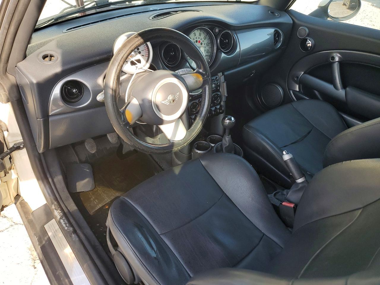 2006 Mini Cooper White vin: WMWRF33576TF65786