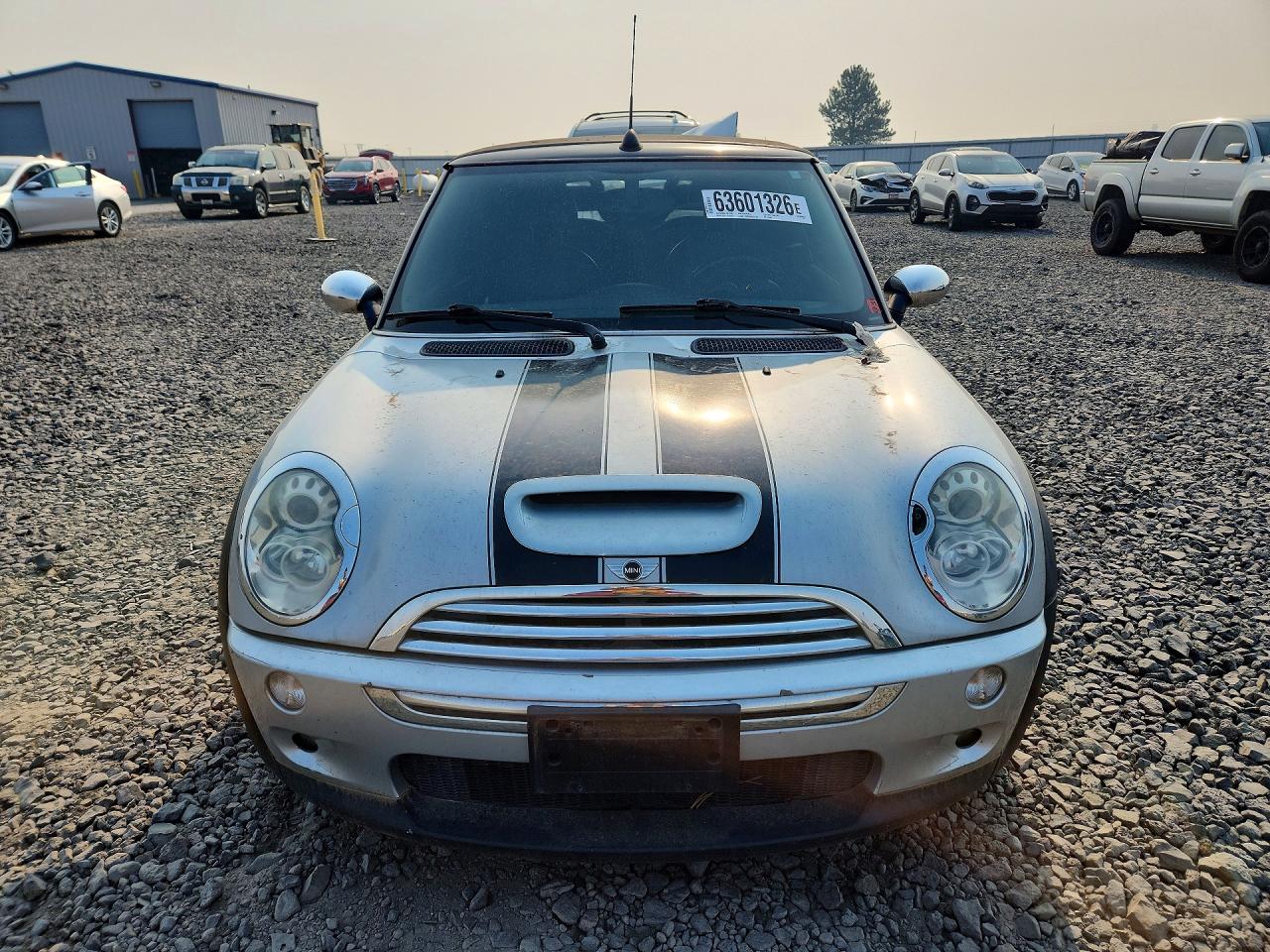 2005 Mini Cooper S Silver vin: WMWRH33515TF85637