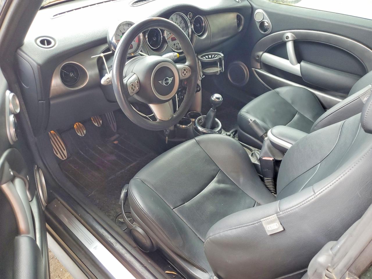 2006 Mini Cooper S Red vin: WMWRH33546TF89179