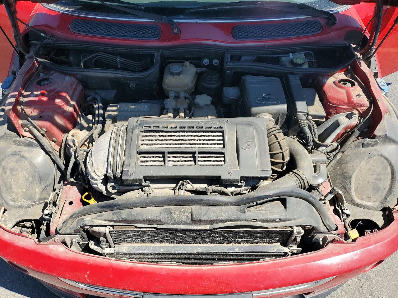 2005 Mini Cooper S Red vin: WMWRH33555TF83745