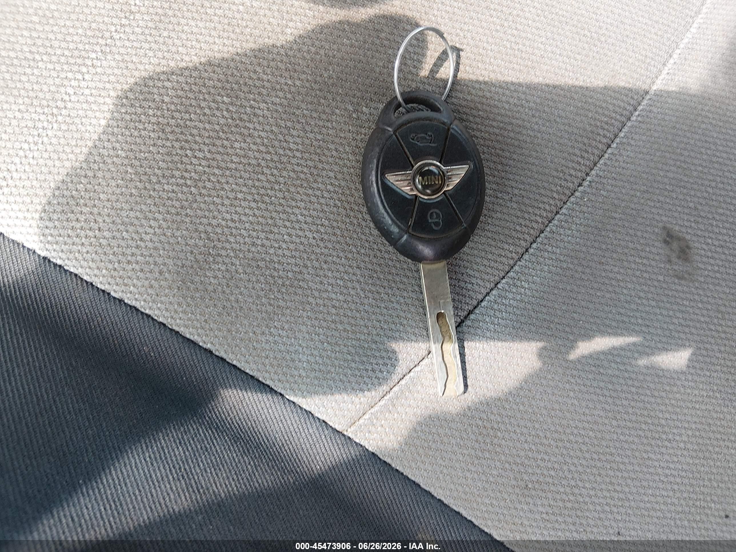 2008 Mini Cooper S   Silver vin: WMWRH33588TU80725