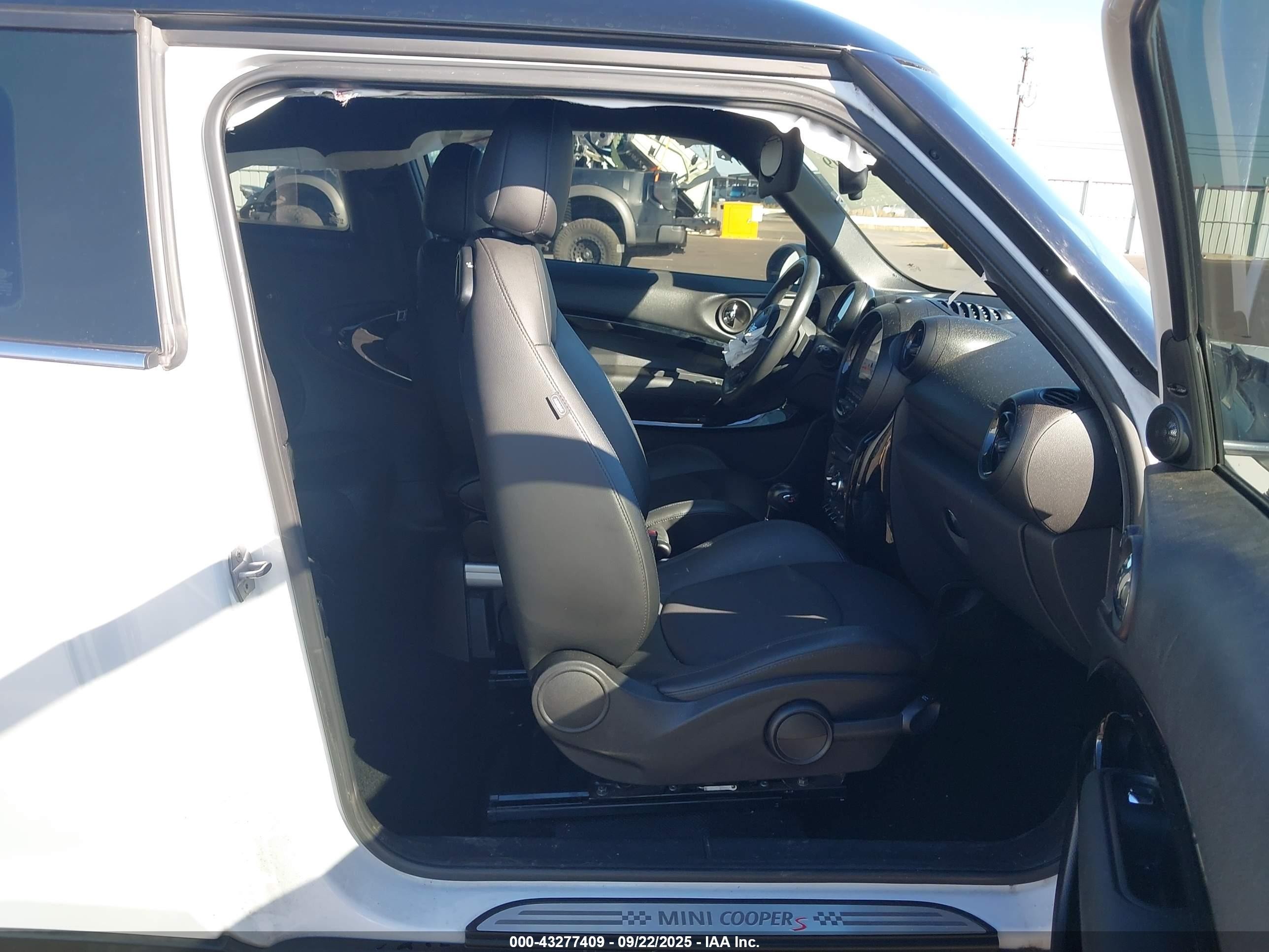 2014 Mini Paceman Cooper S White vin: WMWSS7C56EWN72341
