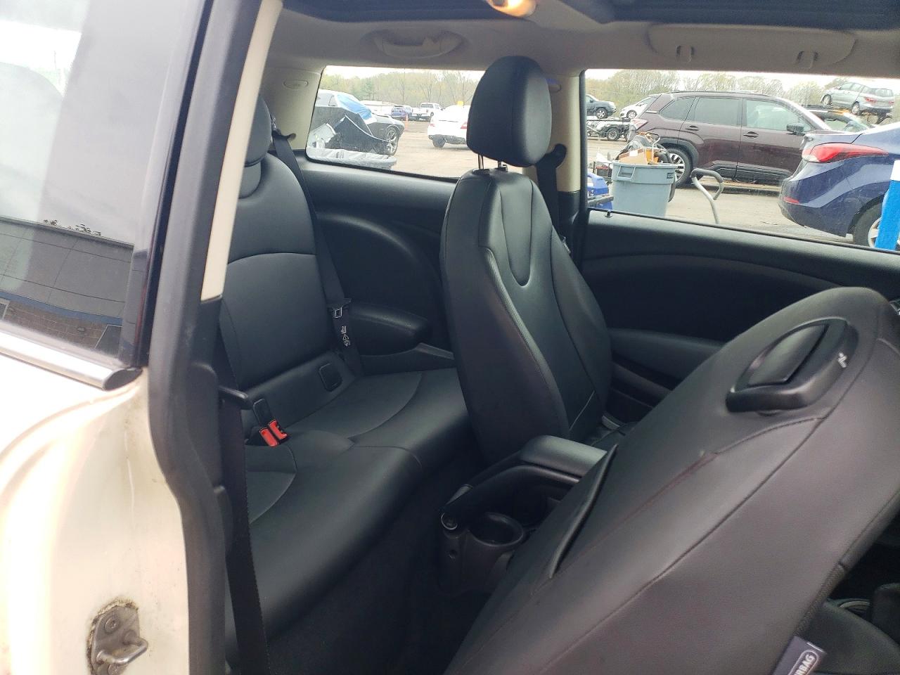 2011 Mini Cooper Two Tone vin: WMWSU3C50BT096555