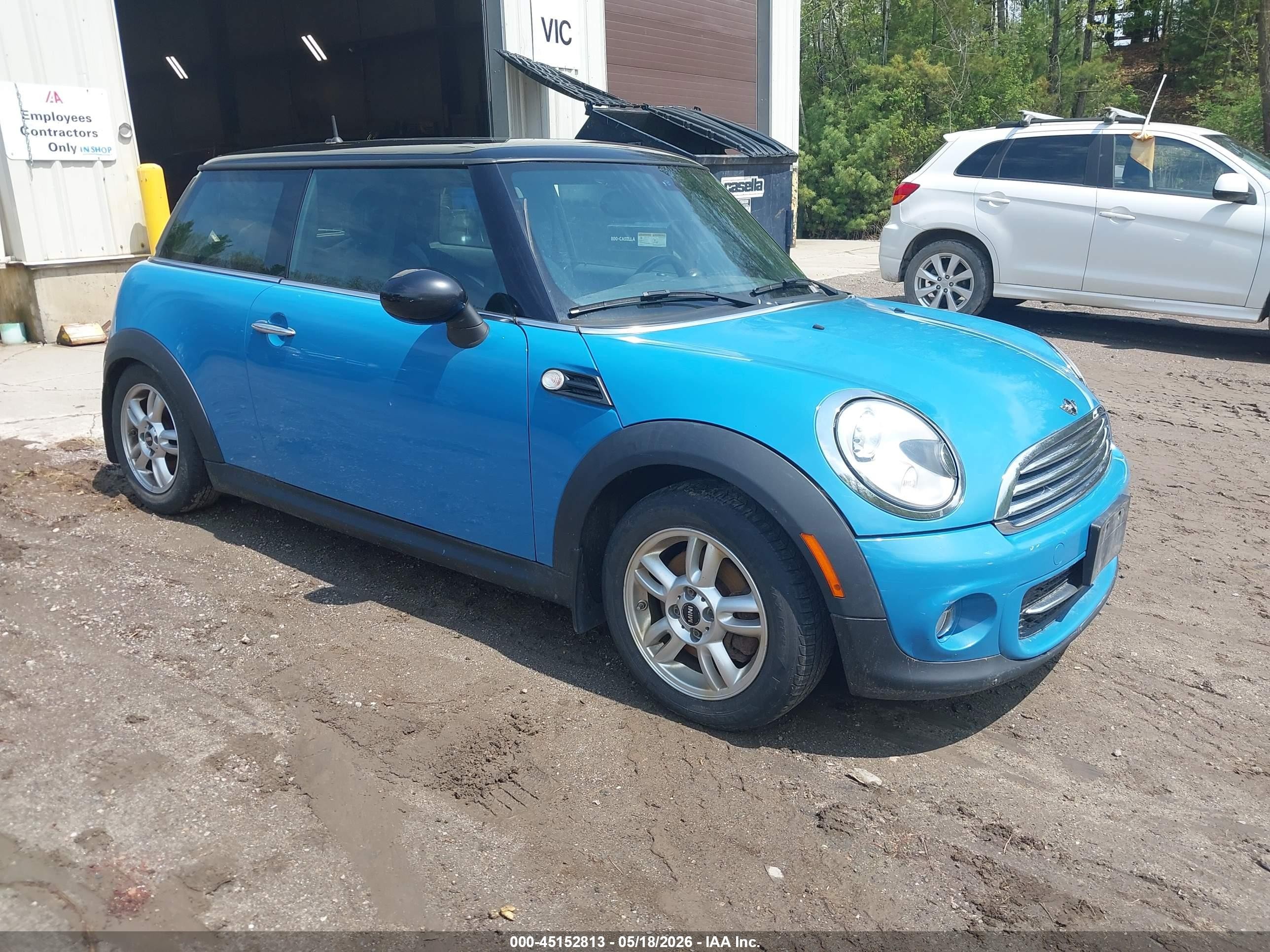 2013 Mini Hardtop Cooper Blue vin: WMWSU3C50DT373532