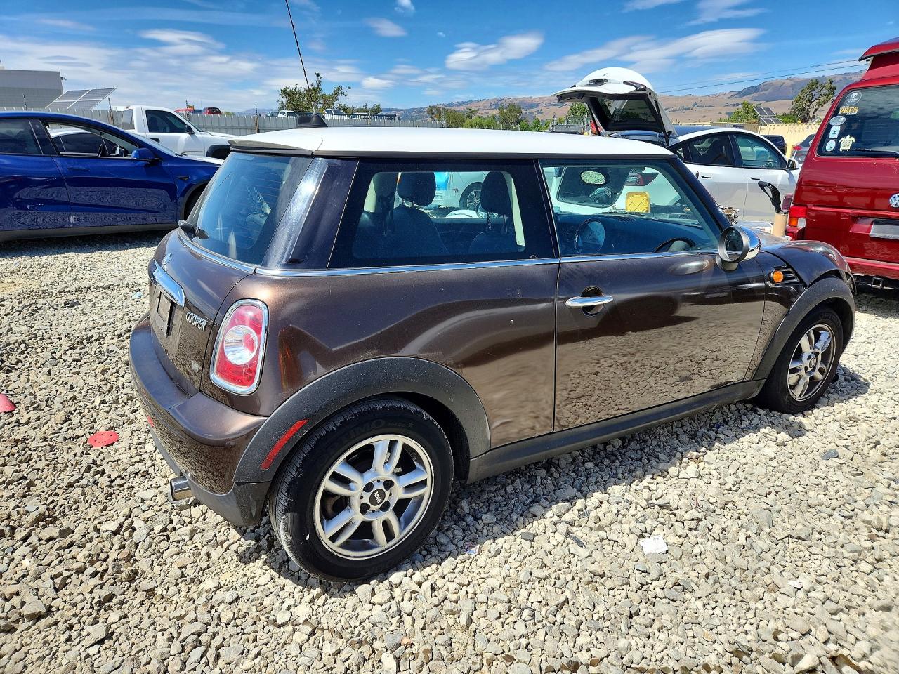2011 Mini Cooper Коричневый vin: WMWSU3C51BT091946