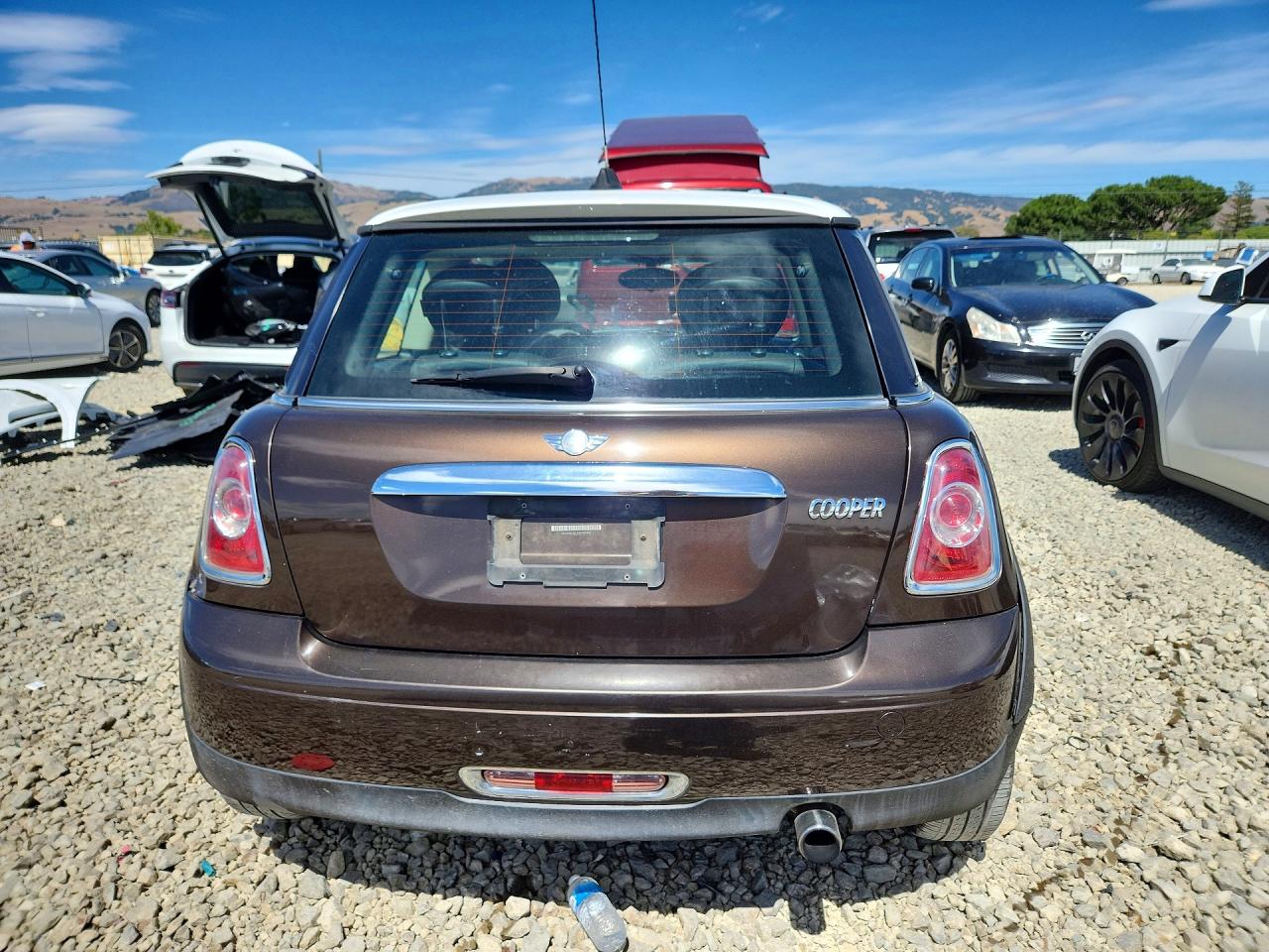 2011 Mini Cooper Коричневый vin: WMWSU3C51BT091946