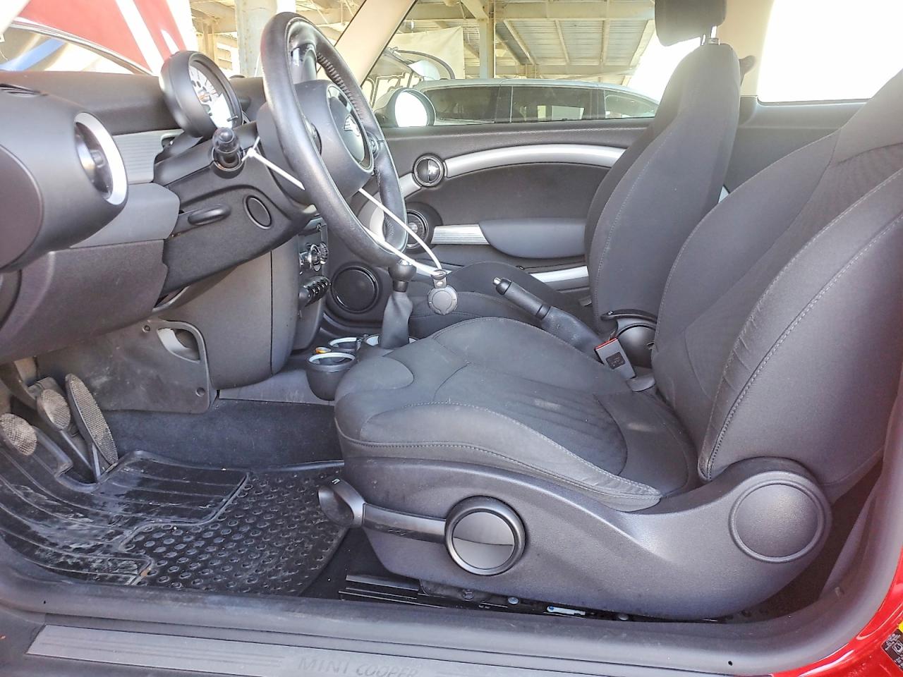 2011 Mini Cooper Красный vin: WMWSU3C52BTX96884