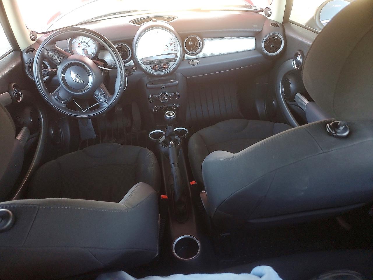2011 Mini Cooper Красный vin: WMWSU3C52BTX96884