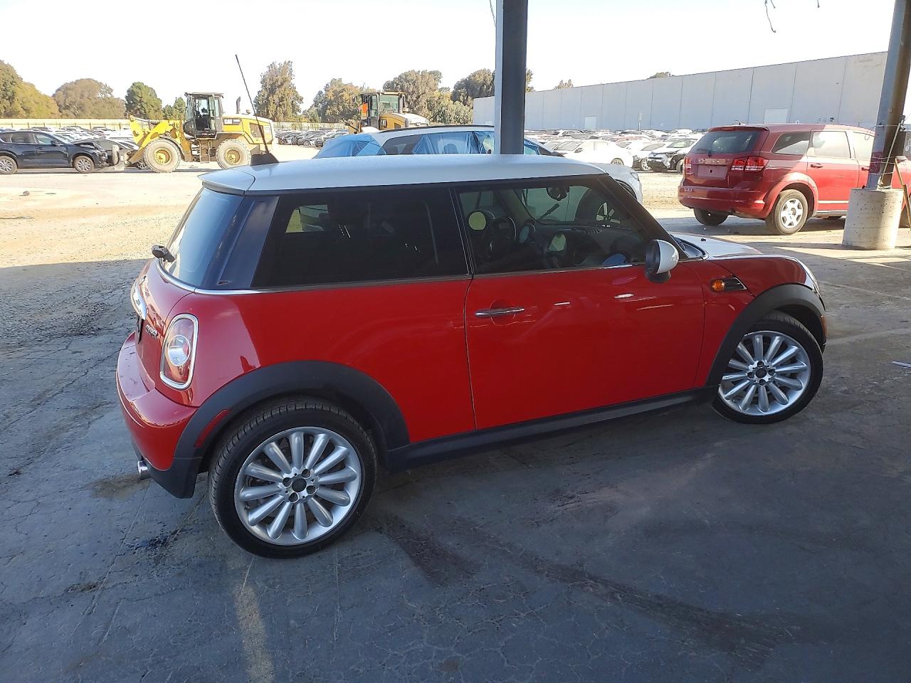2011 Mini Cooper Красный vin: WMWSU3C52BTX96884