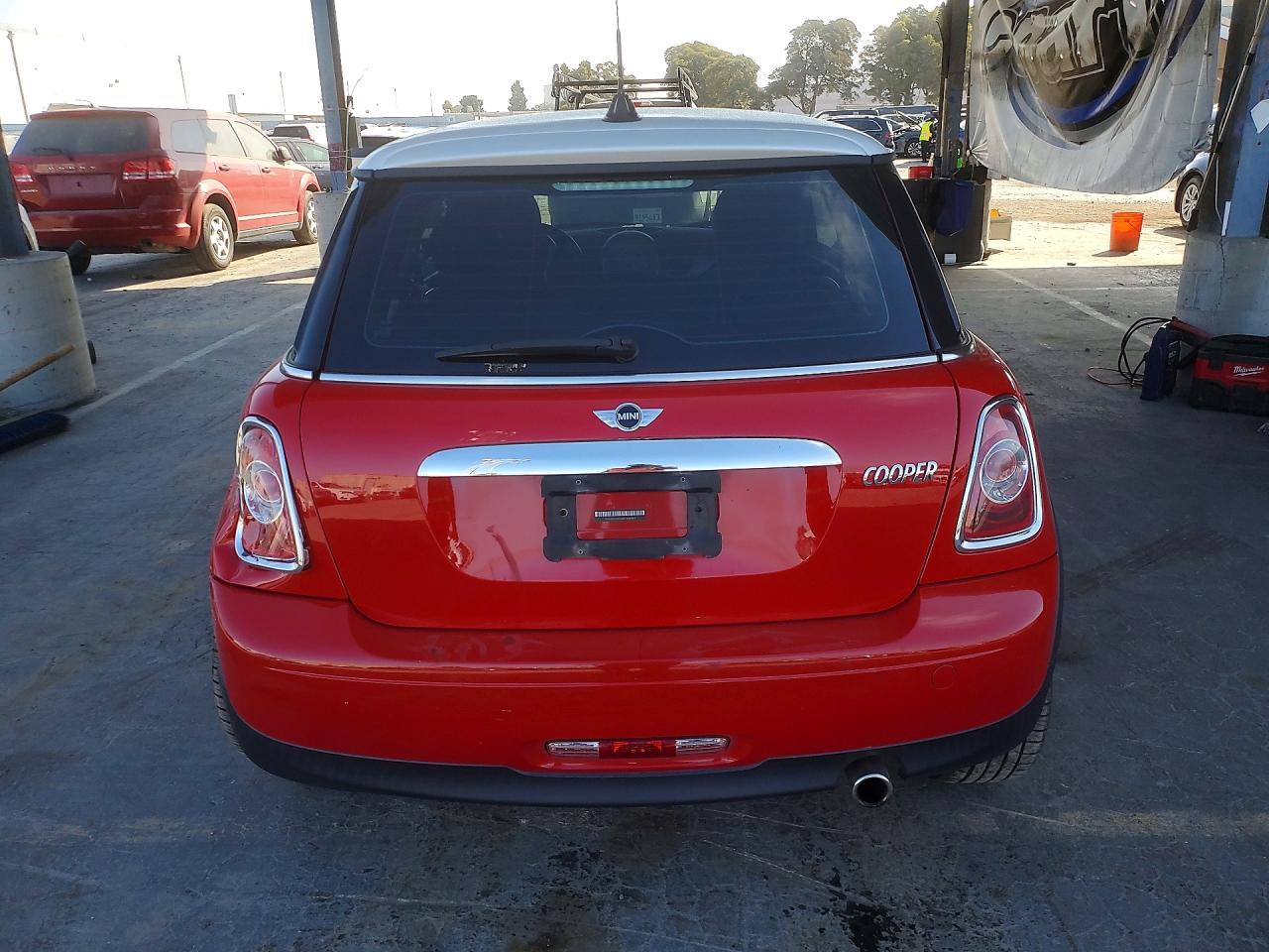 2011 Mini Cooper Красный vin: WMWSU3C52BTX96884
