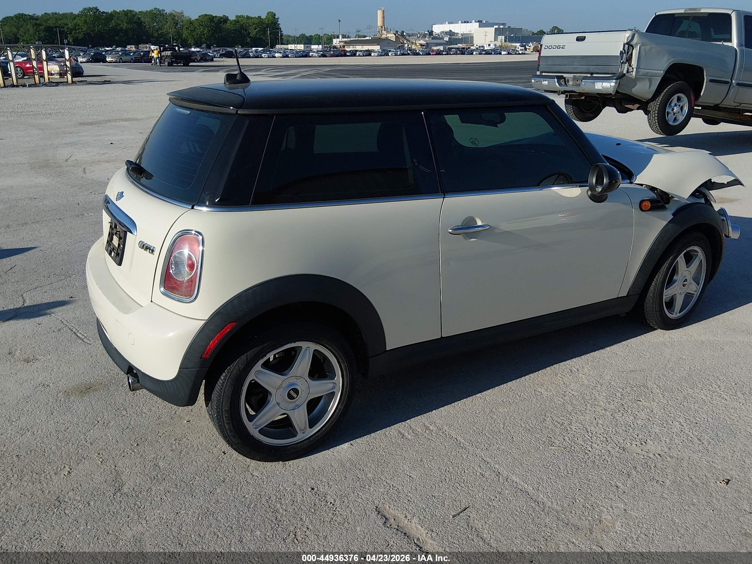 2013 Mini Hardtop Cooper Cream vin: WMWSU3C52DT679650