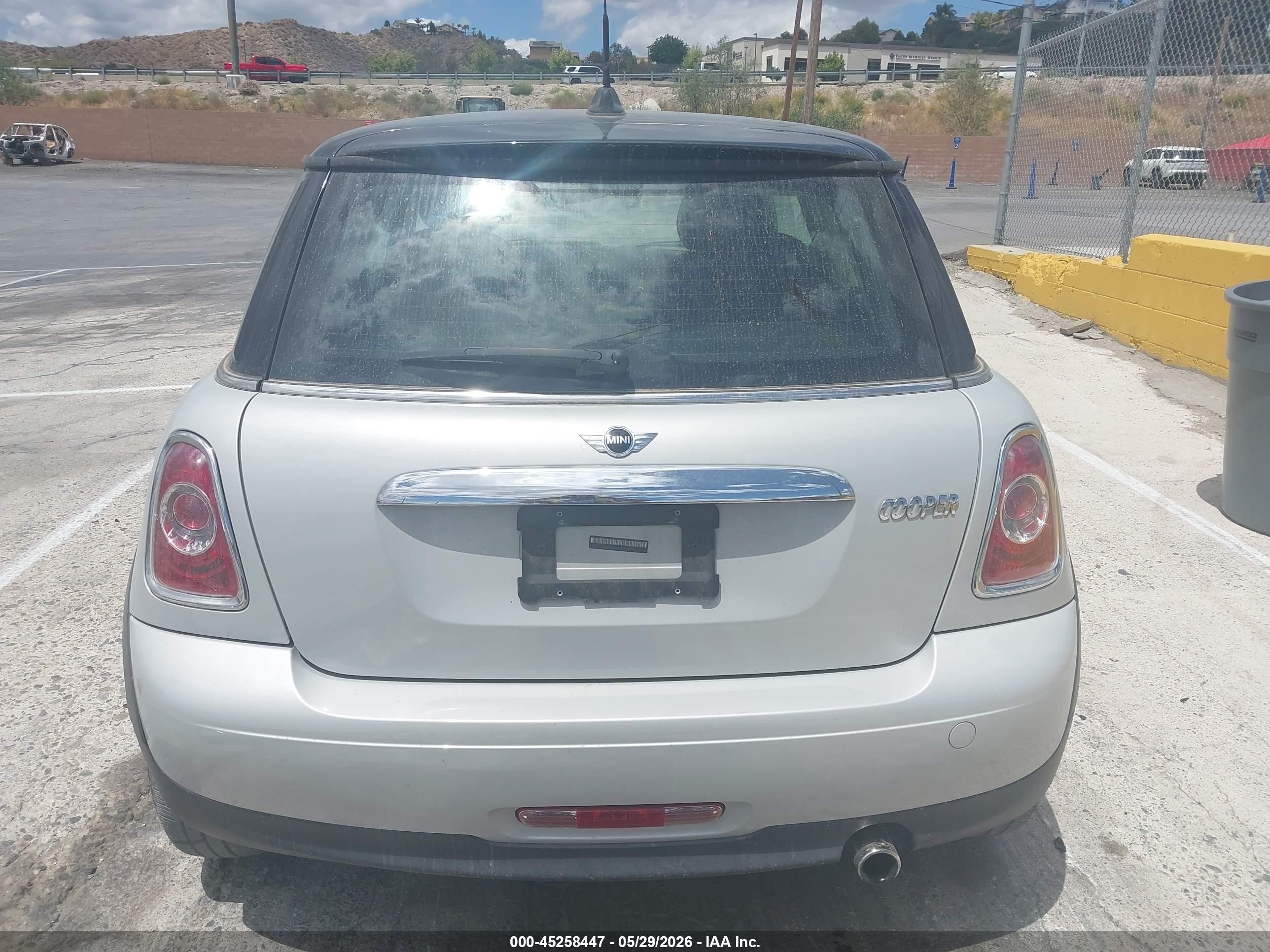 2013 Mini Hardtop Cooper White vin: WMWSU3C52DT685299