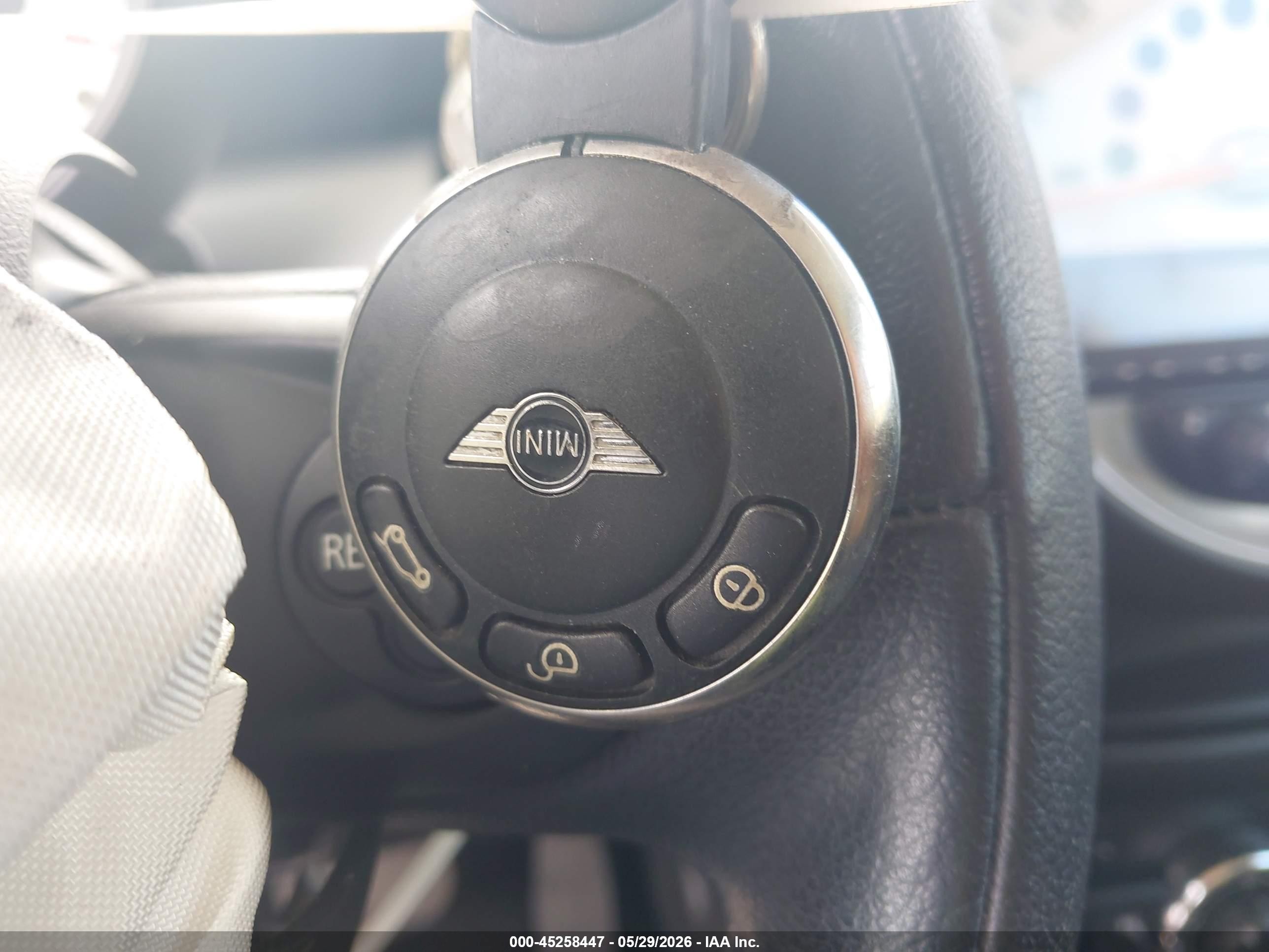 2013 Mini Hardtop Cooper White vin: WMWSU3C52DT685299