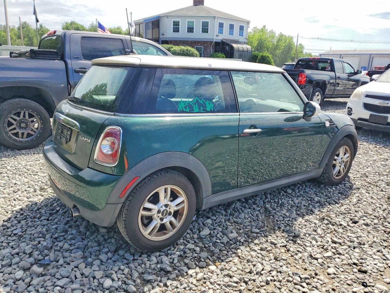 2011 Mini Cooper 3-door Зеленый vin: WMWSU3C53BT098400