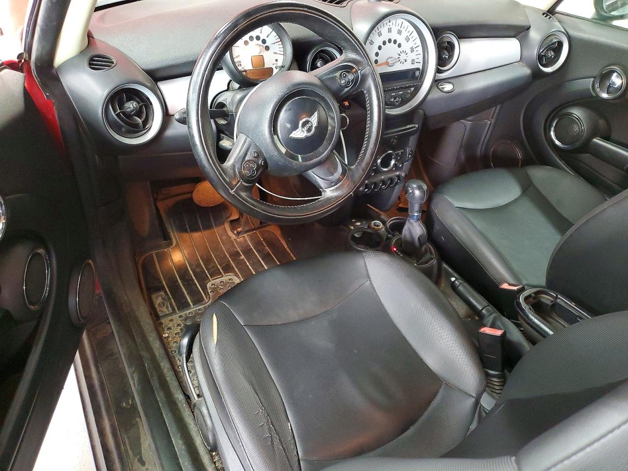 2011 Mini Cooper Red vin: WMWSU3C55BT252122
