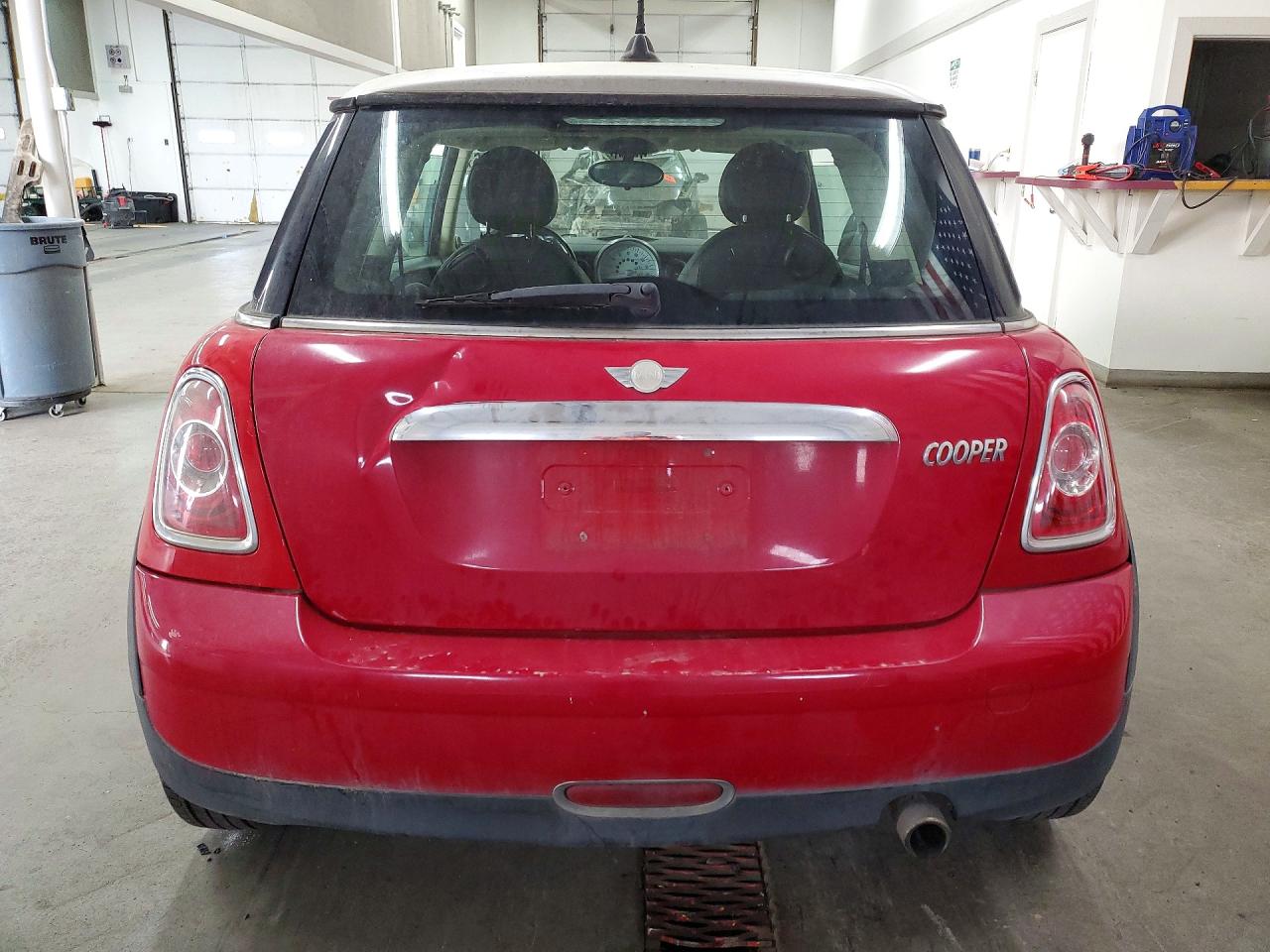 2011 Mini Cooper Red vin: WMWSU3C55BT252122