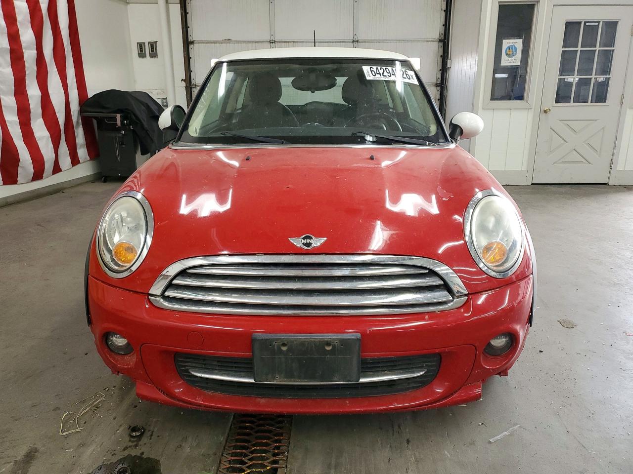 2011 Mini Cooper Red vin: WMWSU3C55BT252122