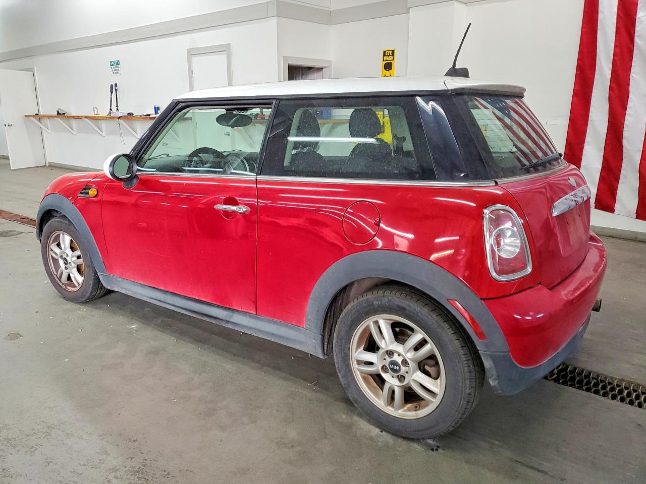 2011 Mini Cooper Red vin: WMWSU3C55BT252122