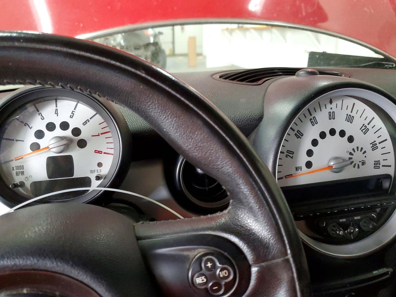 2011 Mini Cooper Red vin: WMWSU3C55BT252122
