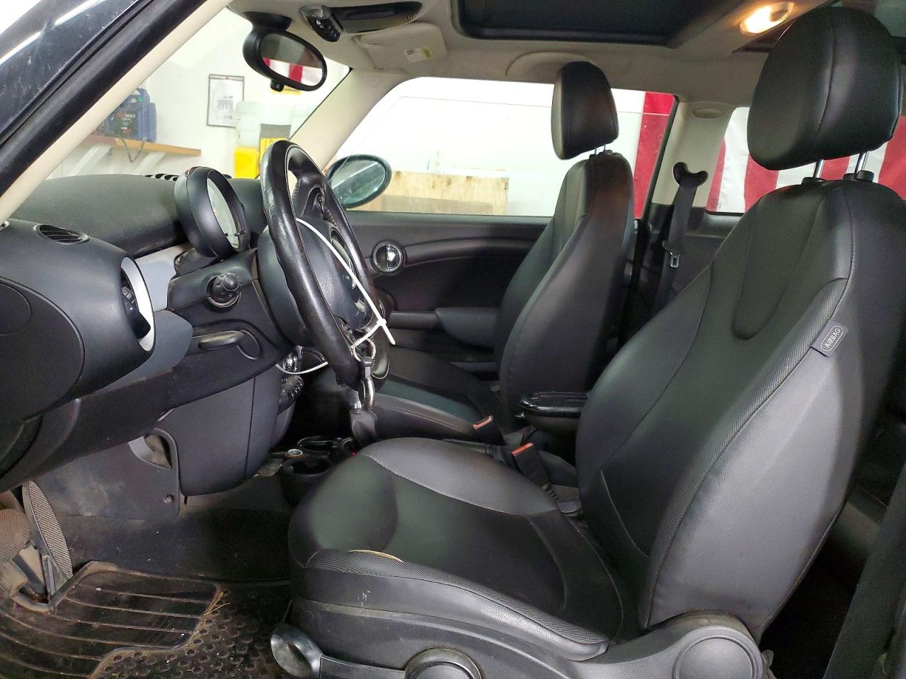 2011 Mini Cooper Red vin: WMWSU3C55BT252122