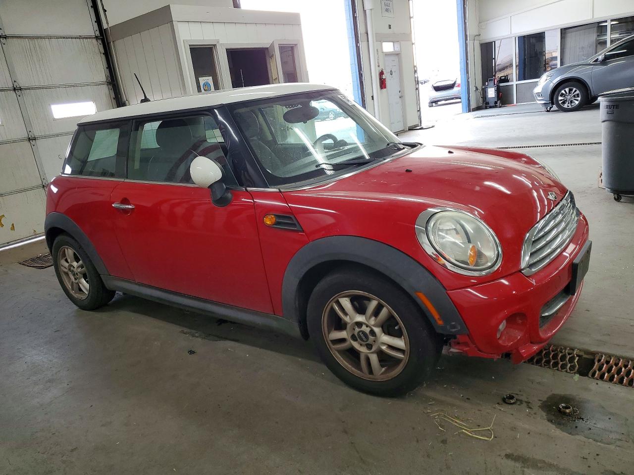 2011 Mini Cooper Red vin: WMWSU3C55BT252122