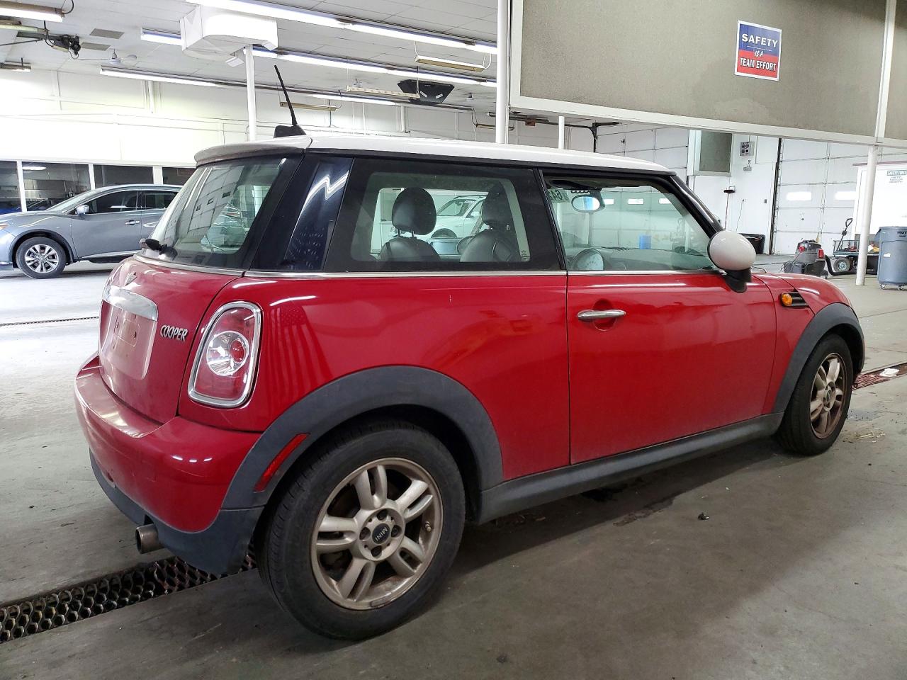2011 Mini Cooper Red vin: WMWSU3C55BT252122
