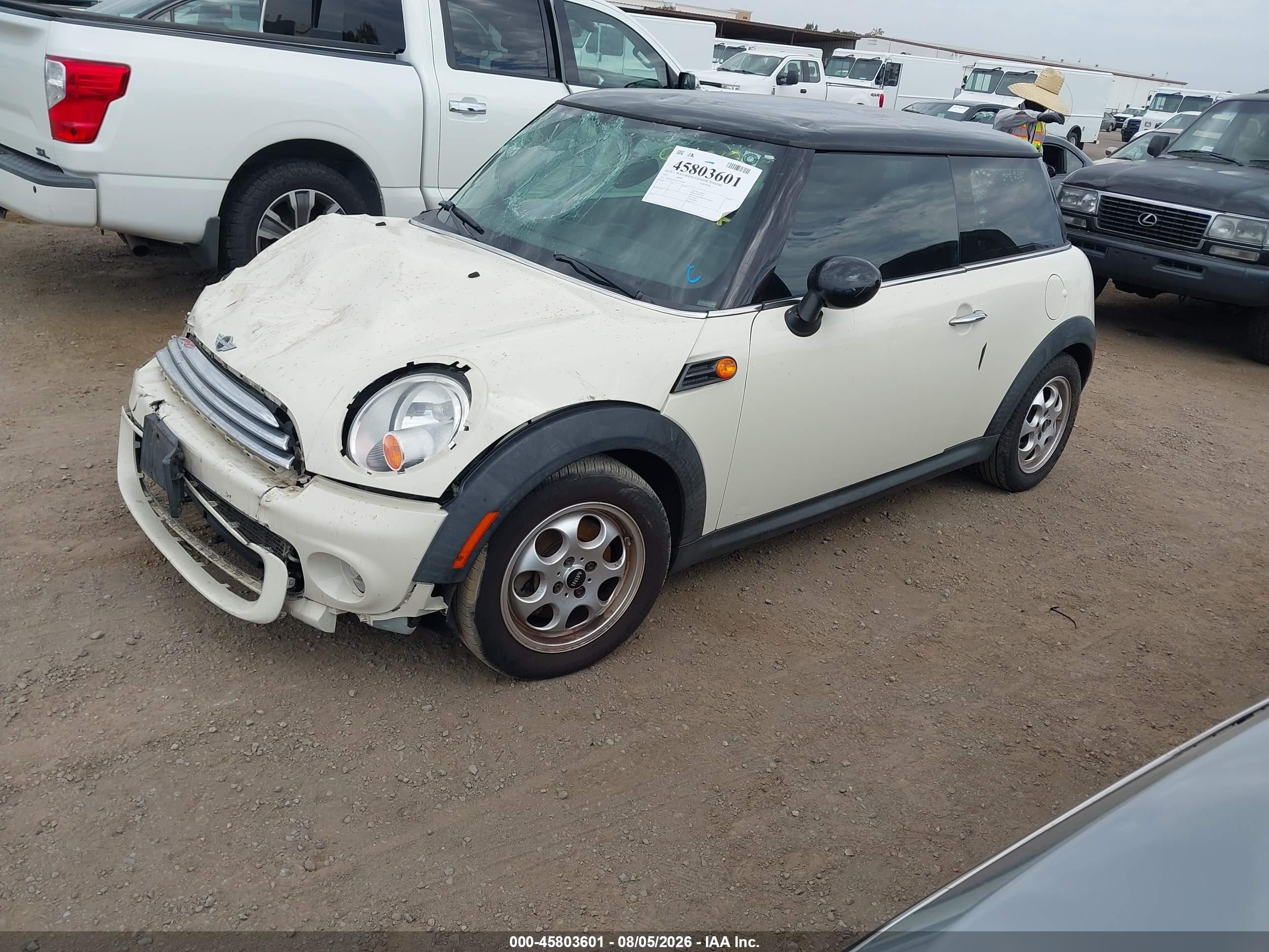 2012 Mini Cooper   Beige vin: WMWSU3C55CT259900
