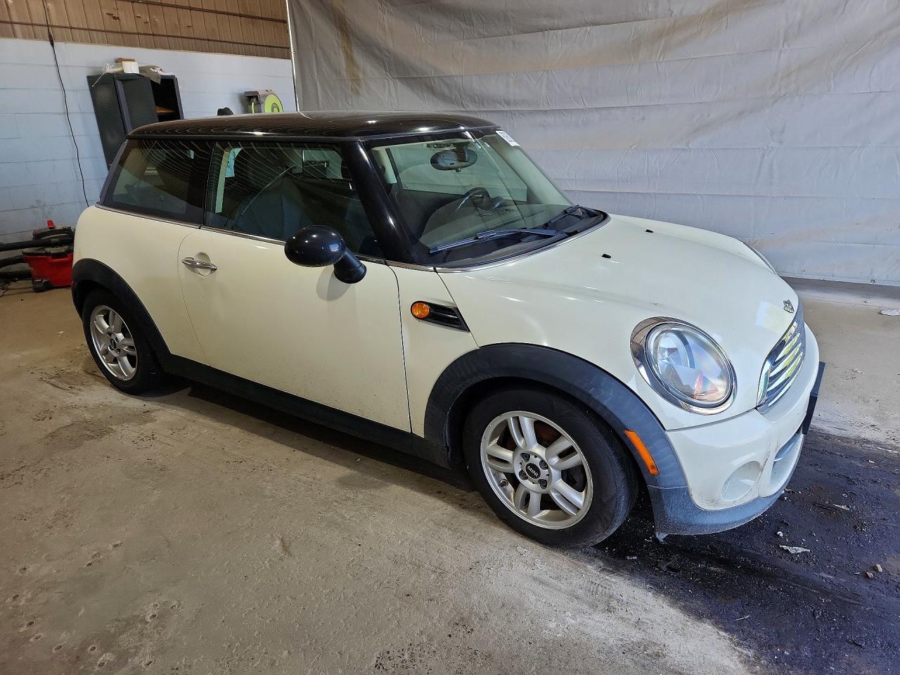 2013 Mini Cooper White vin: WMWSU3C55DT680016