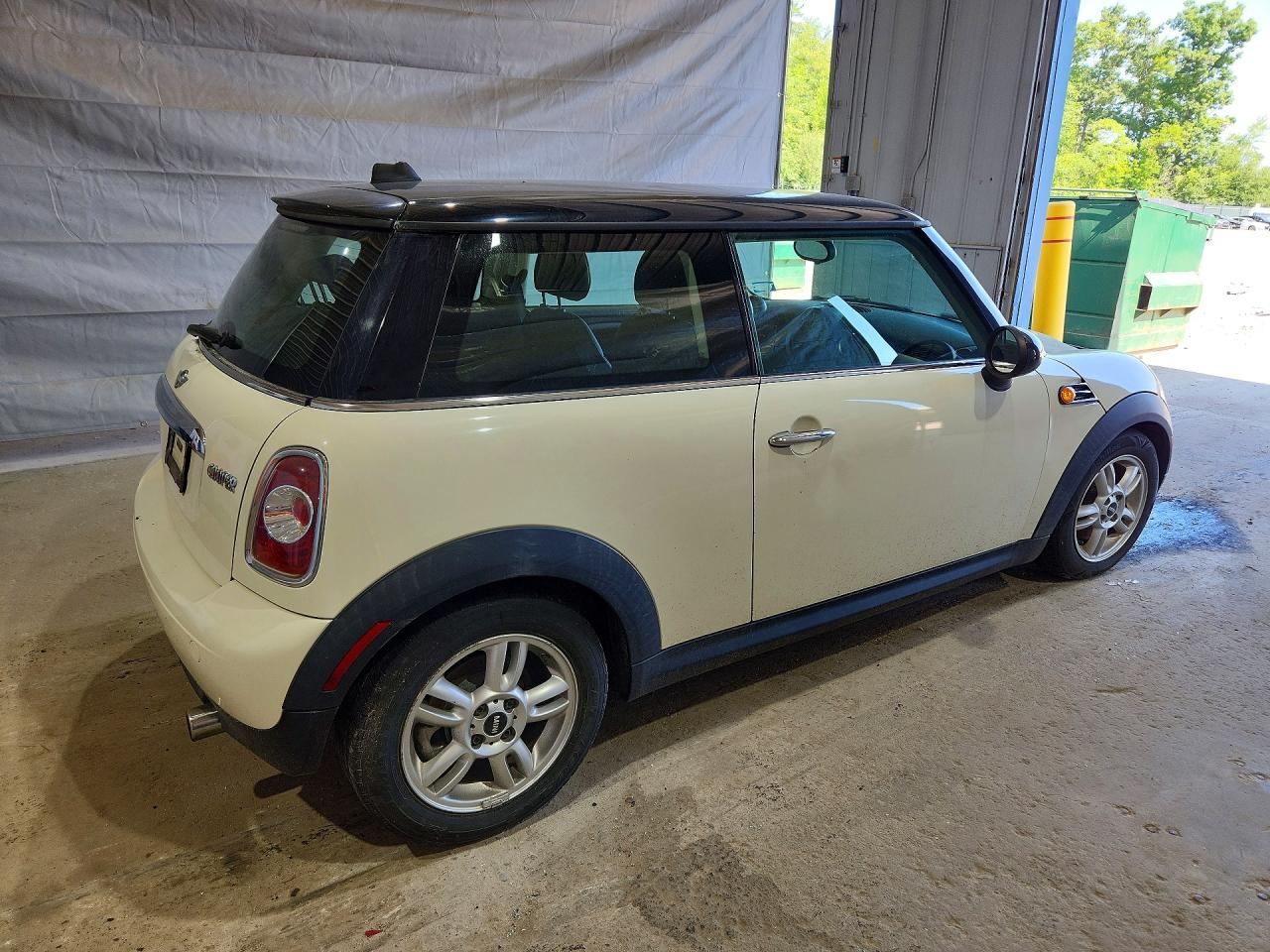 2013 Mini Cooper White vin: WMWSU3C55DT680016