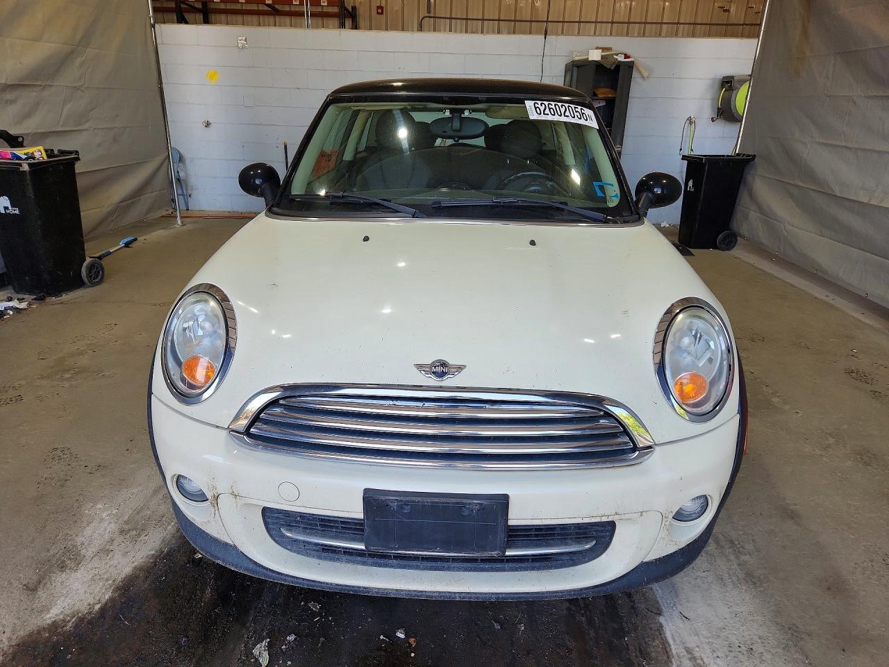 2013 Mini Cooper White vin: WMWSU3C55DT680016