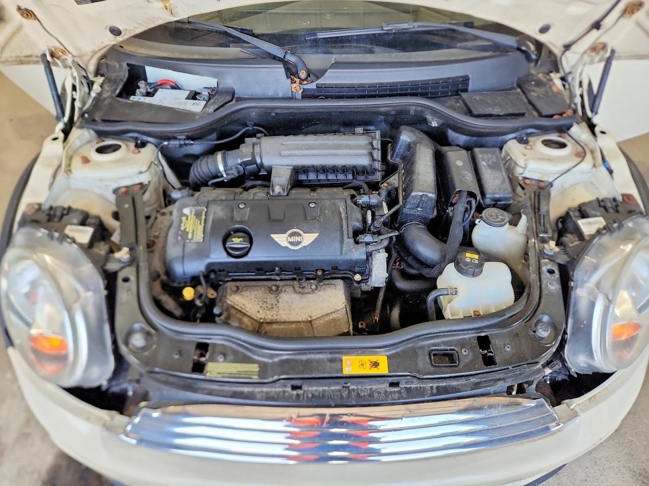 2013 Mini Cooper White vin: WMWSU3C55DT680016